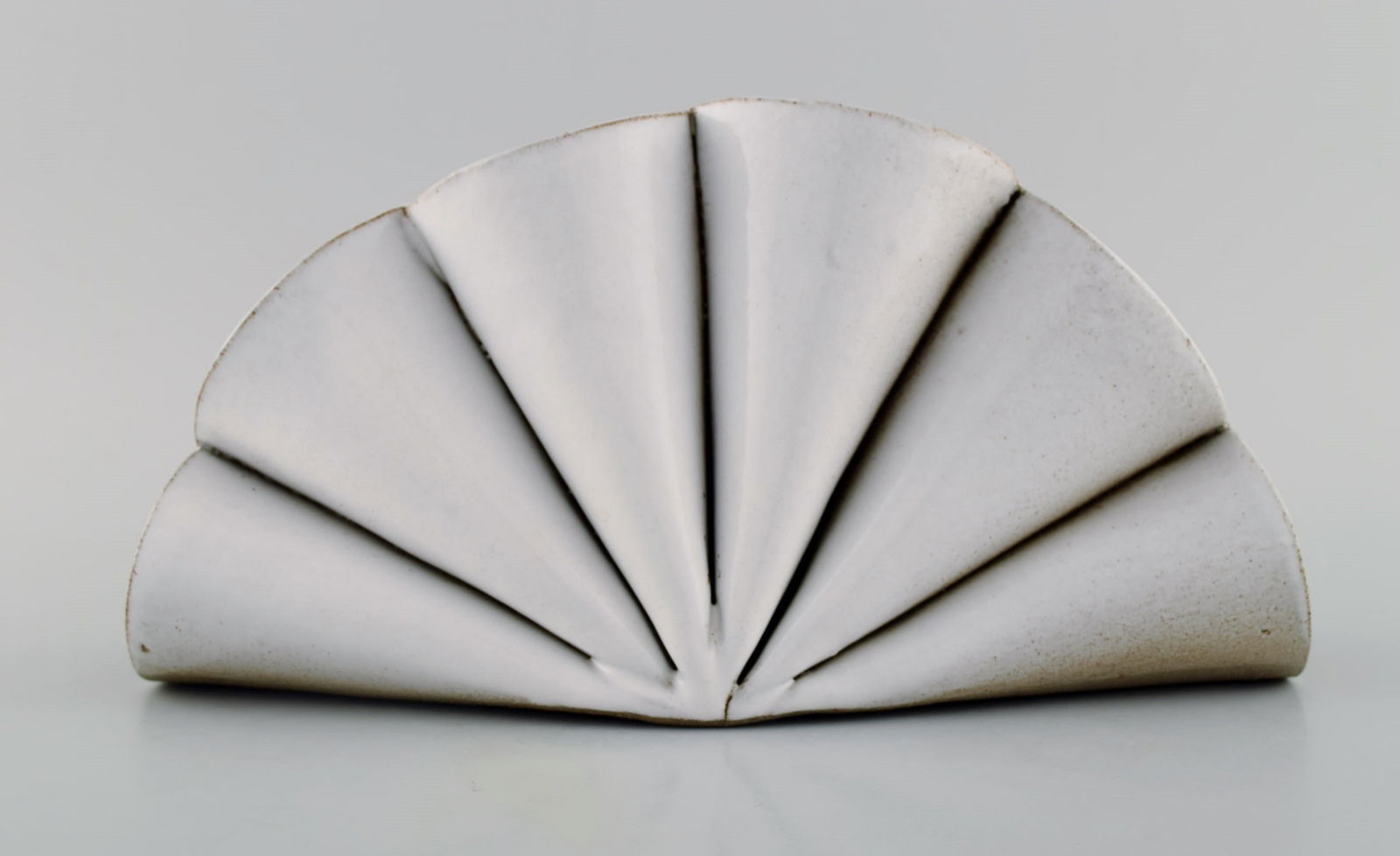 Lisa Hilland, Swedish ceramicist. Sculptural unique vase in glazed stoneware. 21st Century. - 3