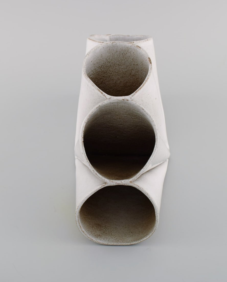Lisa Hilland, Swedish ceramicist. Sculptural unique vase in glazed stoneware. 21st Century. - 4