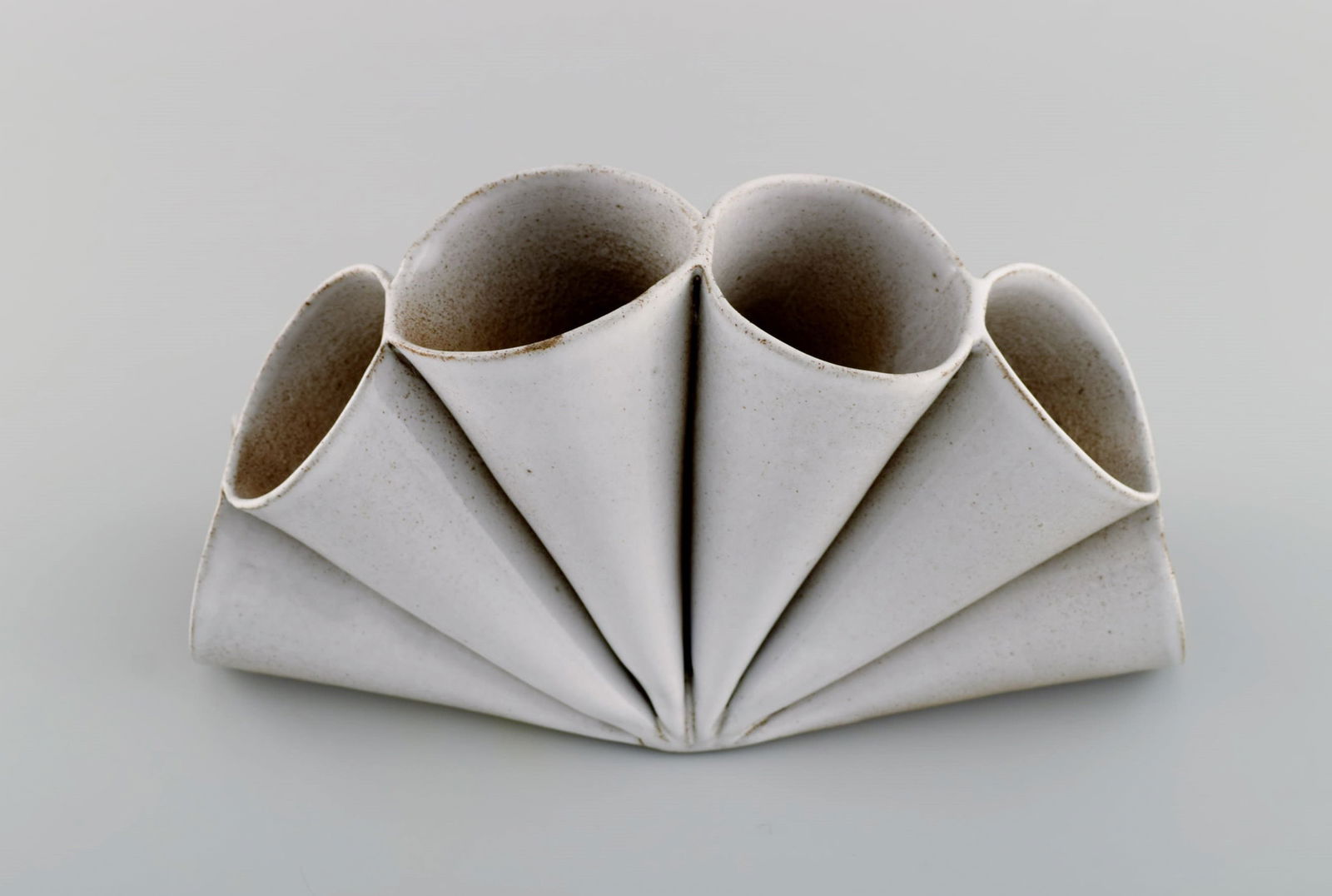 Lisa Hilland, Swedish ceramicist. Sculptural unique vase in glazed stoneware. 21st Century. - 5