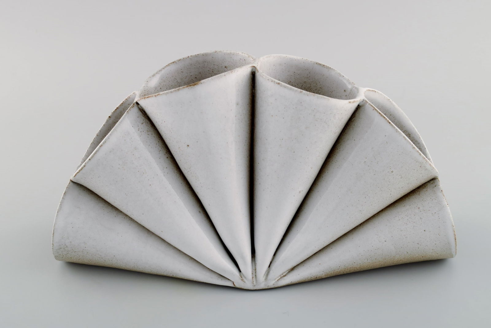 Lisa Hilland, Swedish ceramicist. Sculptural unique vase in glazed stoneware. 21st Century. - 6