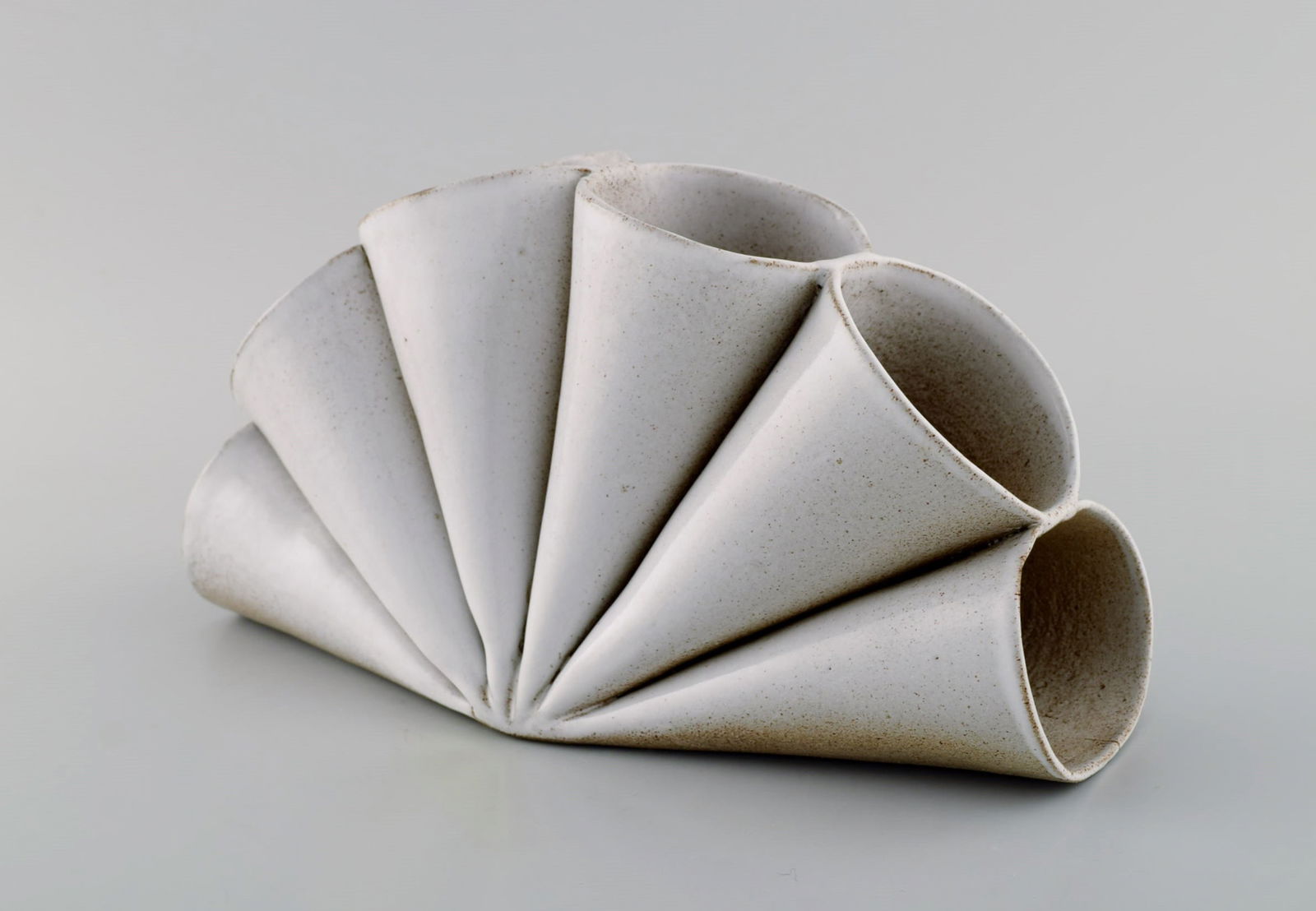 Lisa Hilland, Swedish ceramicist. Sculptural unique vase in glazed stoneware. 21st Century. - 7