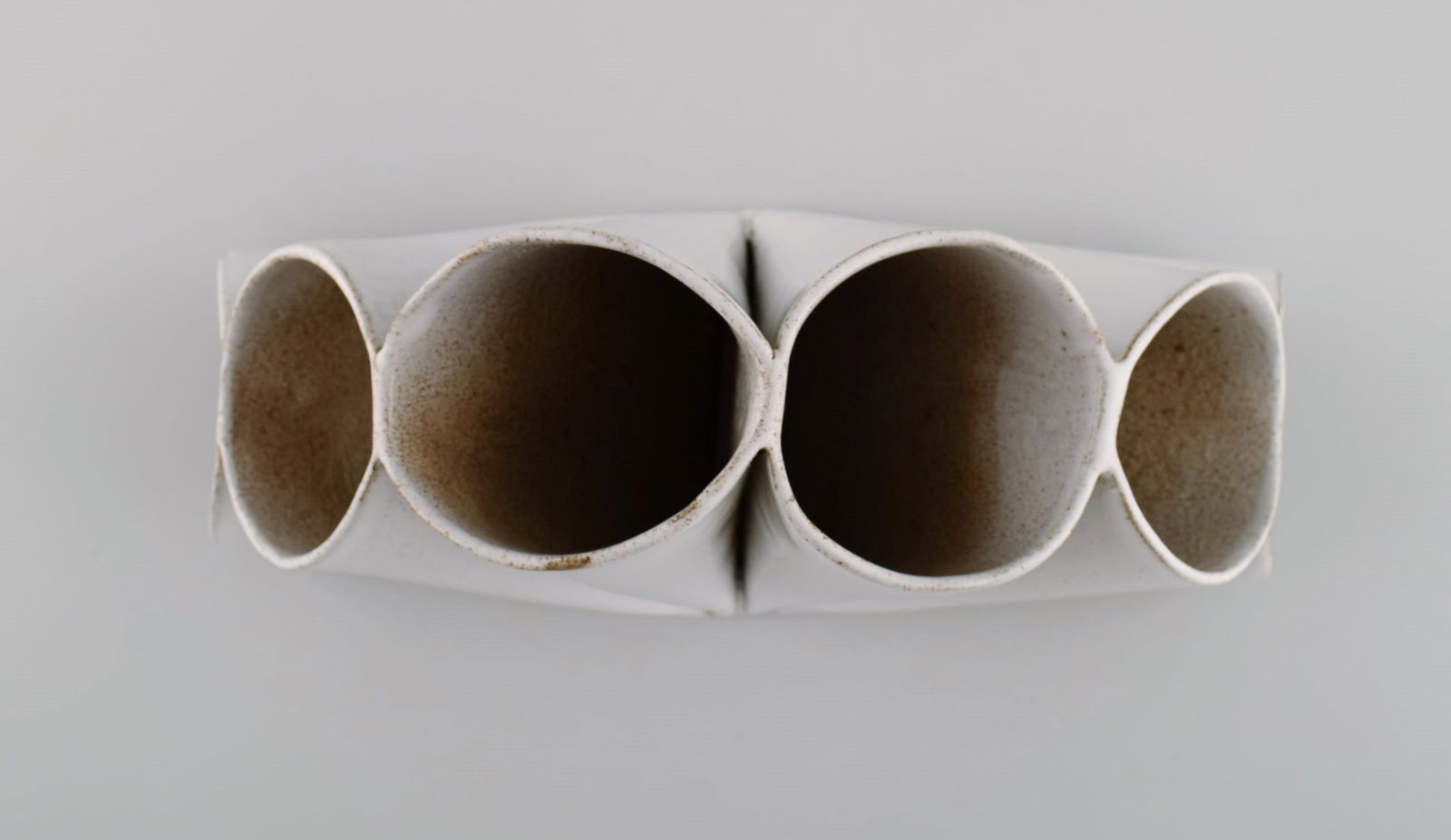 Lisa Hilland, Swedish ceramicist. Sculptural unique vase in glazed stoneware. 21st Century. - 8