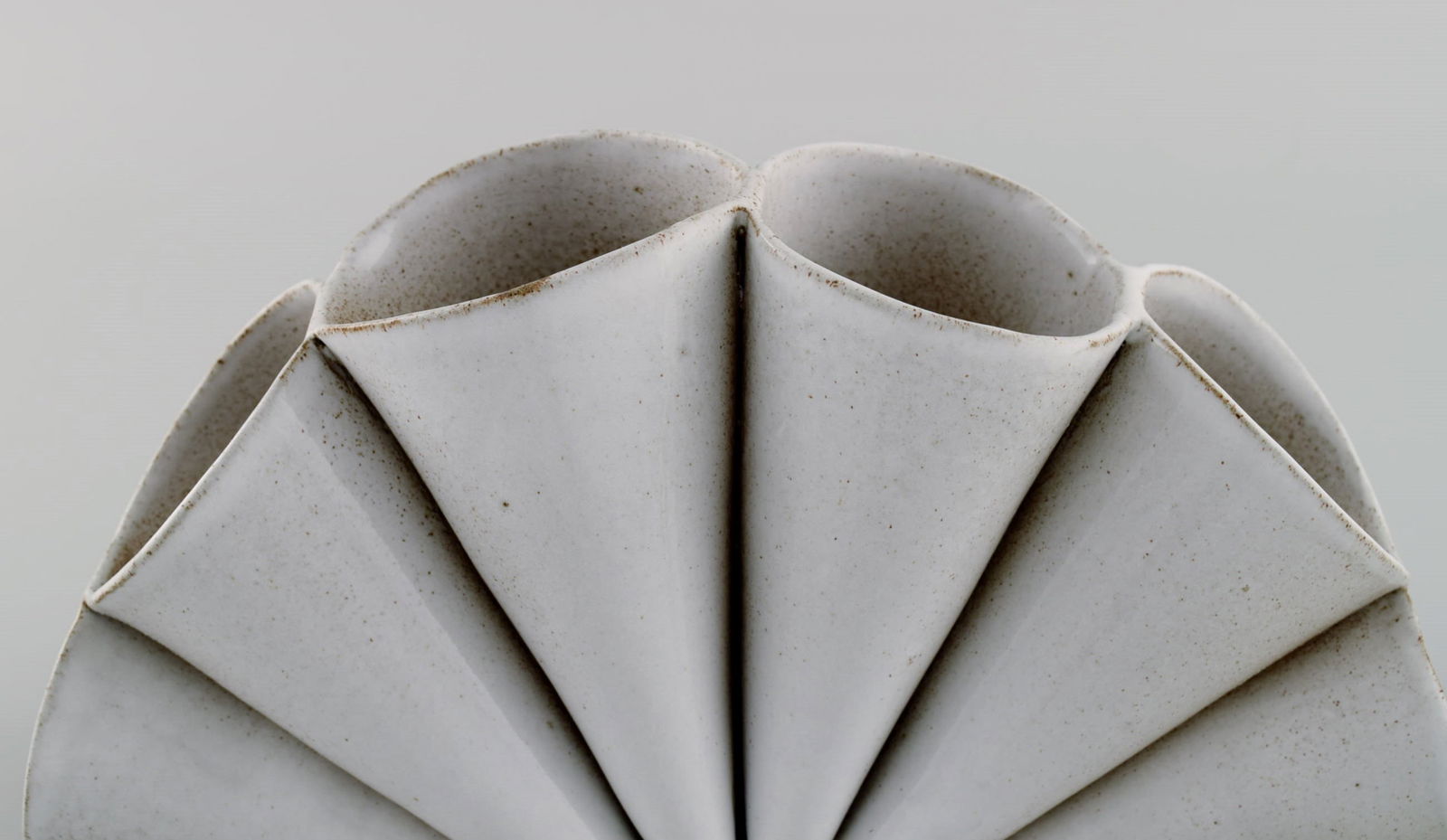 Lisa Hilland, Swedish ceramicist. Sculptural unique vase in glazed stoneware. 21st Century. - 9