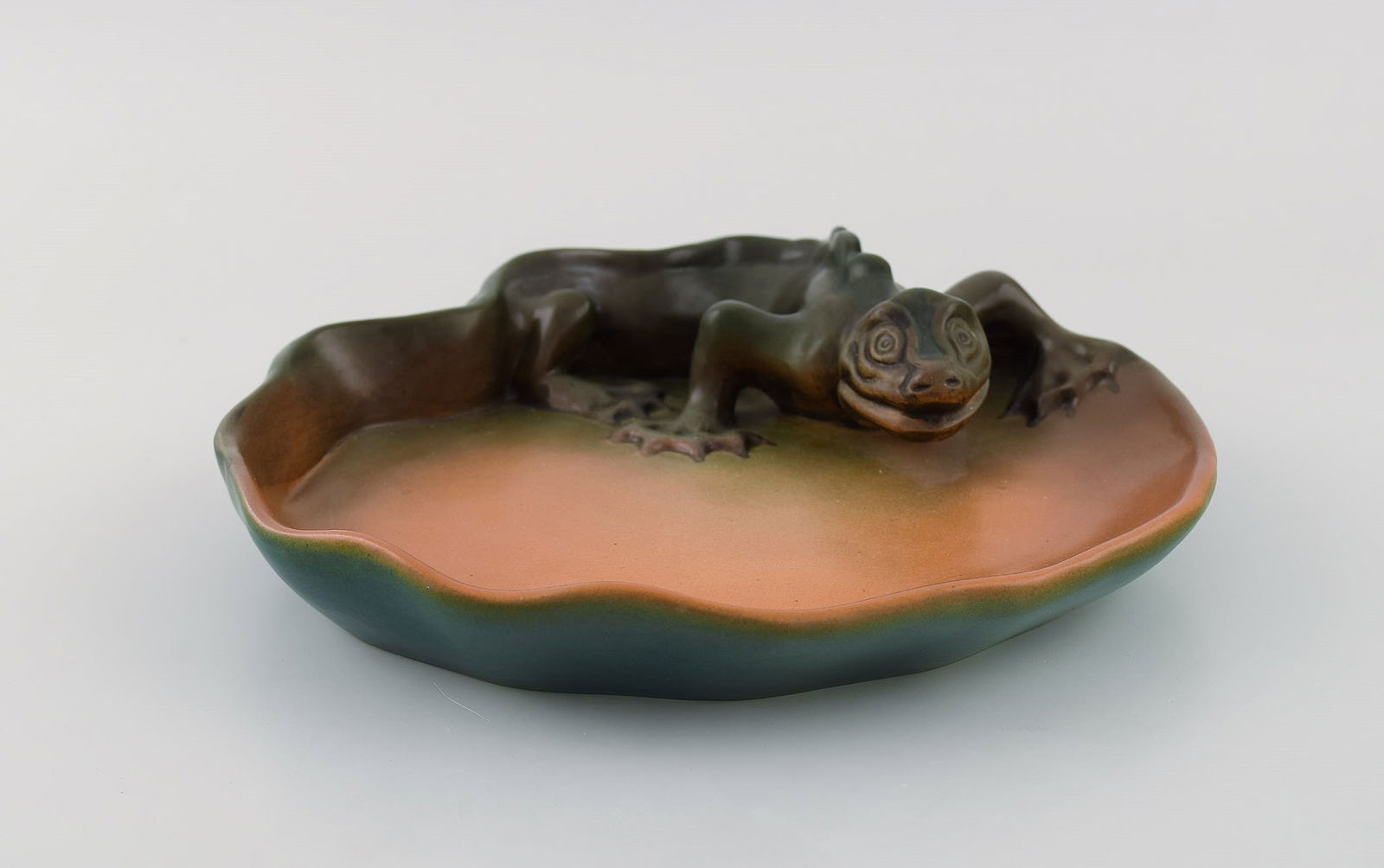 Ipsen's, Denmark. Rare dish in hand-painted glazed ceramics modeled with lizard. 1920s. Model number: Title: Ipsen's, Denmark. Rare dish in hand-painted glazed ceramics modeled with lizard. 1920s. Model number 138. Description: Ipsen's, Denmark. Rare dish in hand-painted glazed ceramics modeled with l