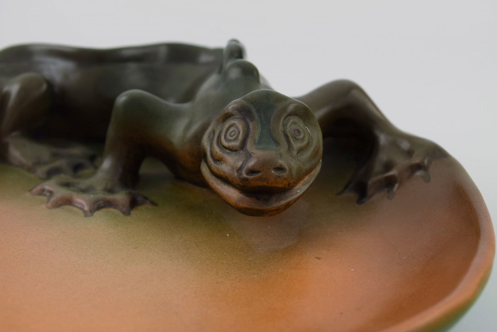 Ipsen's, Denmark. Rare dish in hand-painted glazed ceramics modeled with lizard. 1920s. Model number - 4
