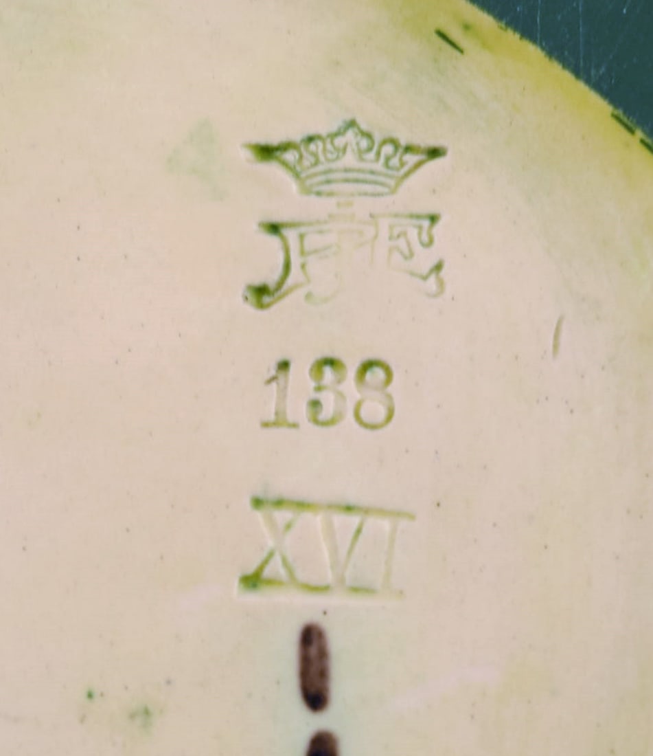 Ipsen's, Denmark. Rare dish in hand-painted glazed ceramics modeled with lizard. 1920s. Model number - 6