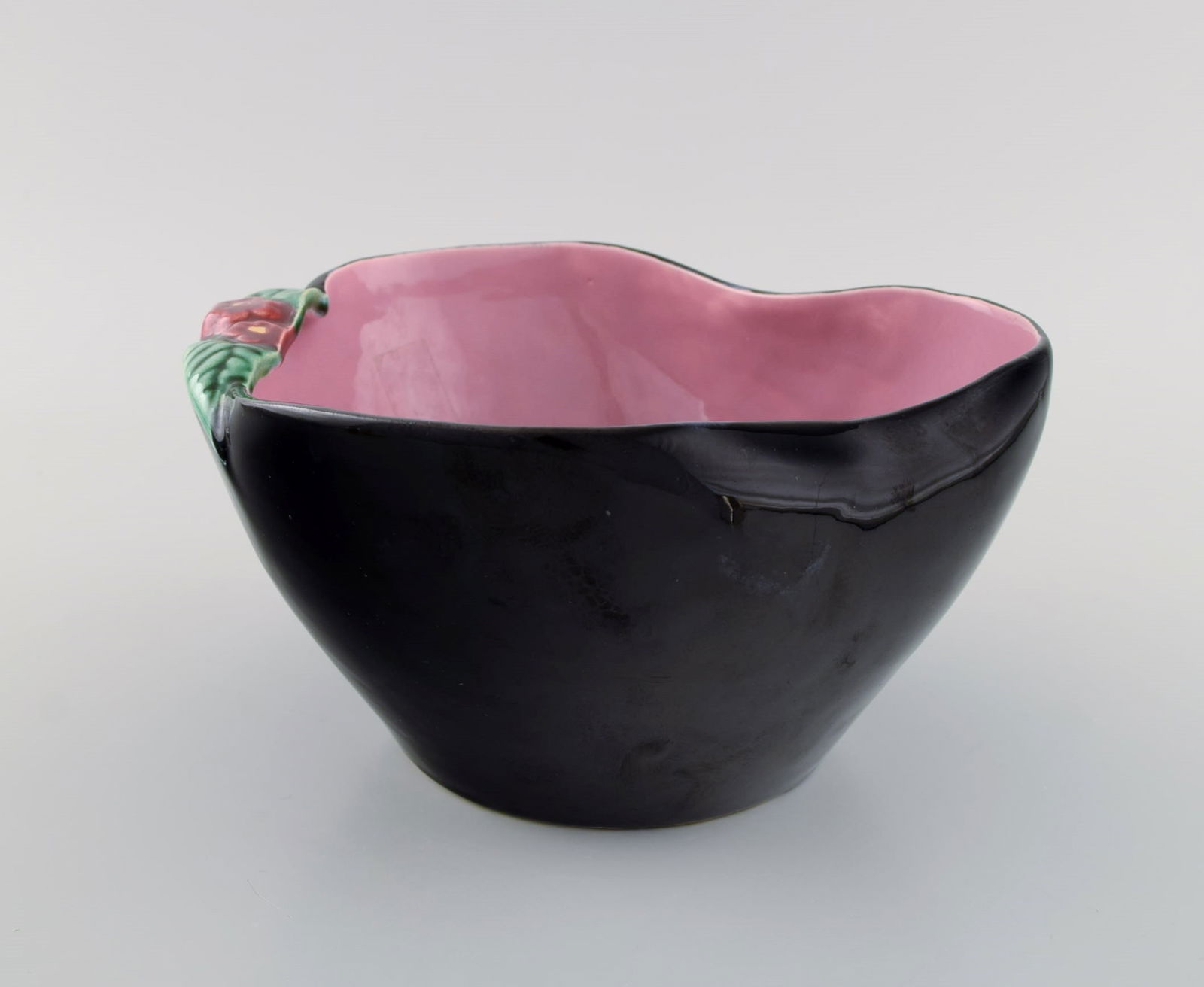 French studio ceramicist. Bowl in glazed ceramics modeled with flowers. Pink interior glaze. Late - 2