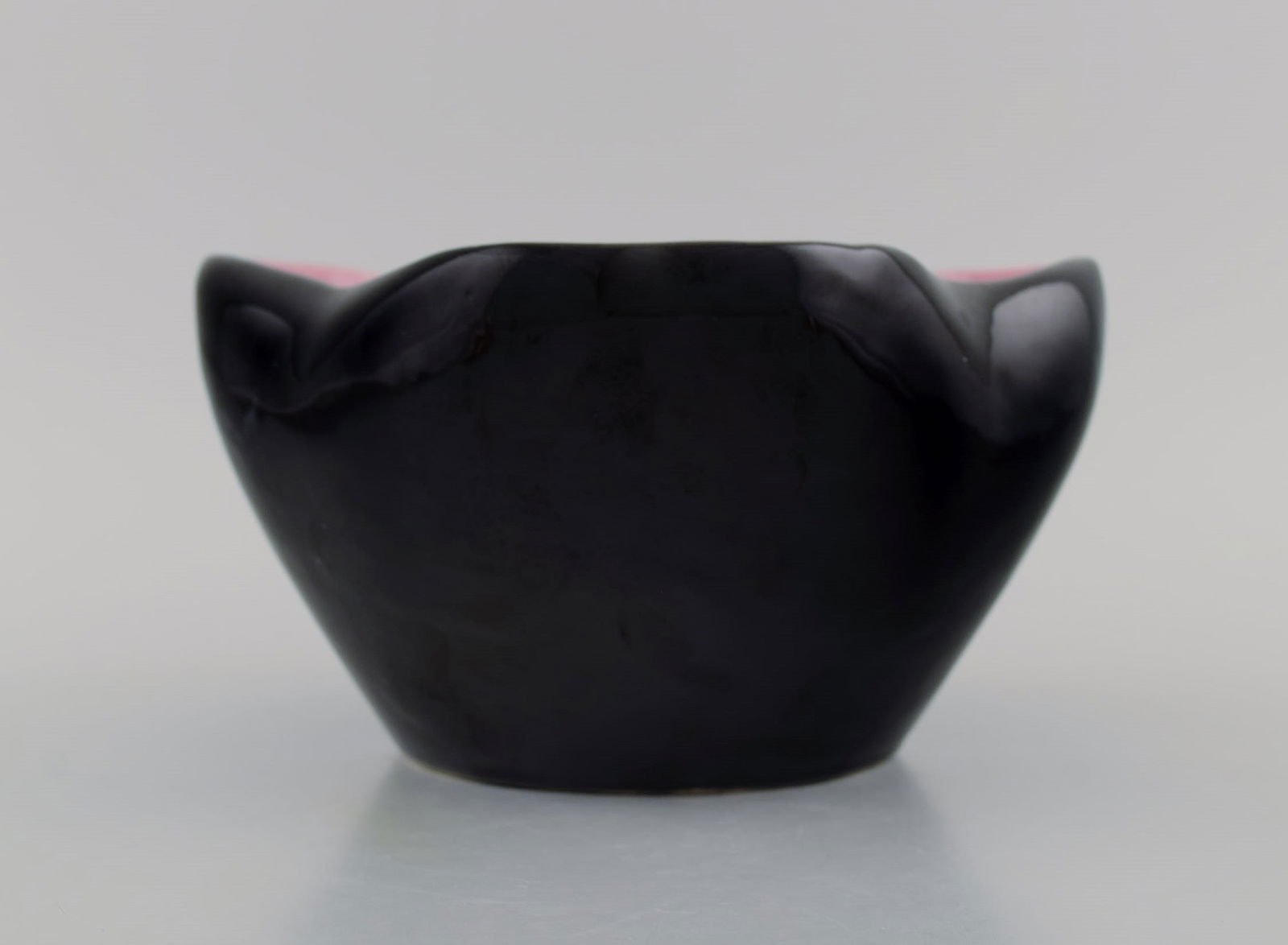 French studio ceramicist. Bowl in glazed ceramics modeled with flowers. Pink interior glaze. Late - 4