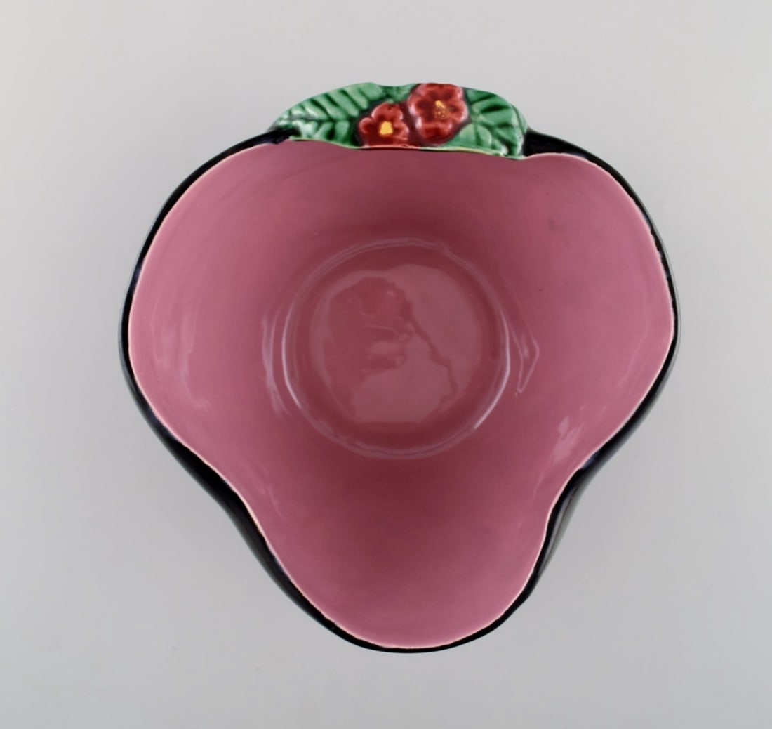 French studio ceramicist. Bowl in glazed ceramics modeled with flowers. Pink interior glaze. Late - 5