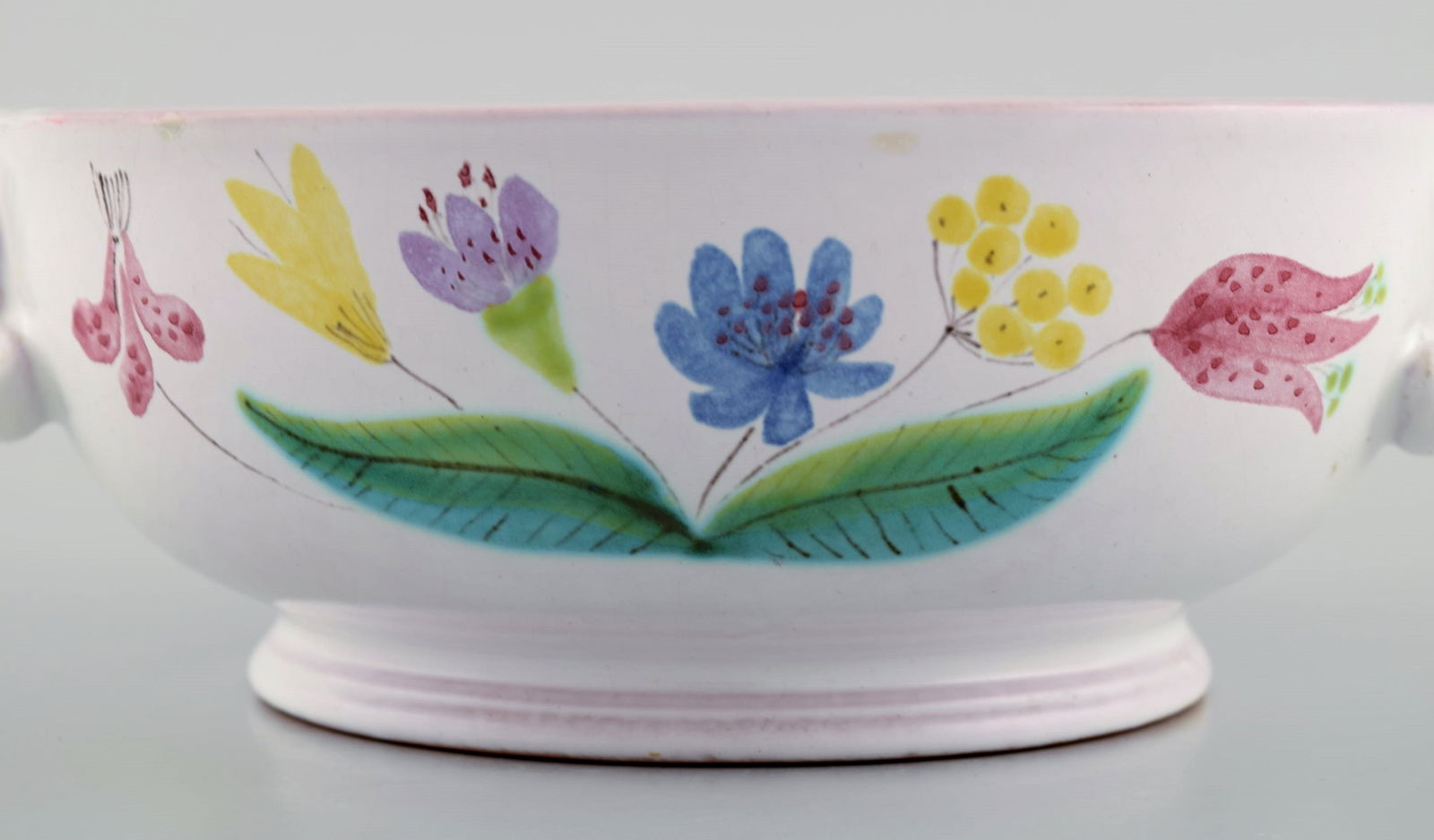 Stig Lindberg for Gustavsberg Studio Hand. Bowl with handles in glazed faience with hand-painted - 4