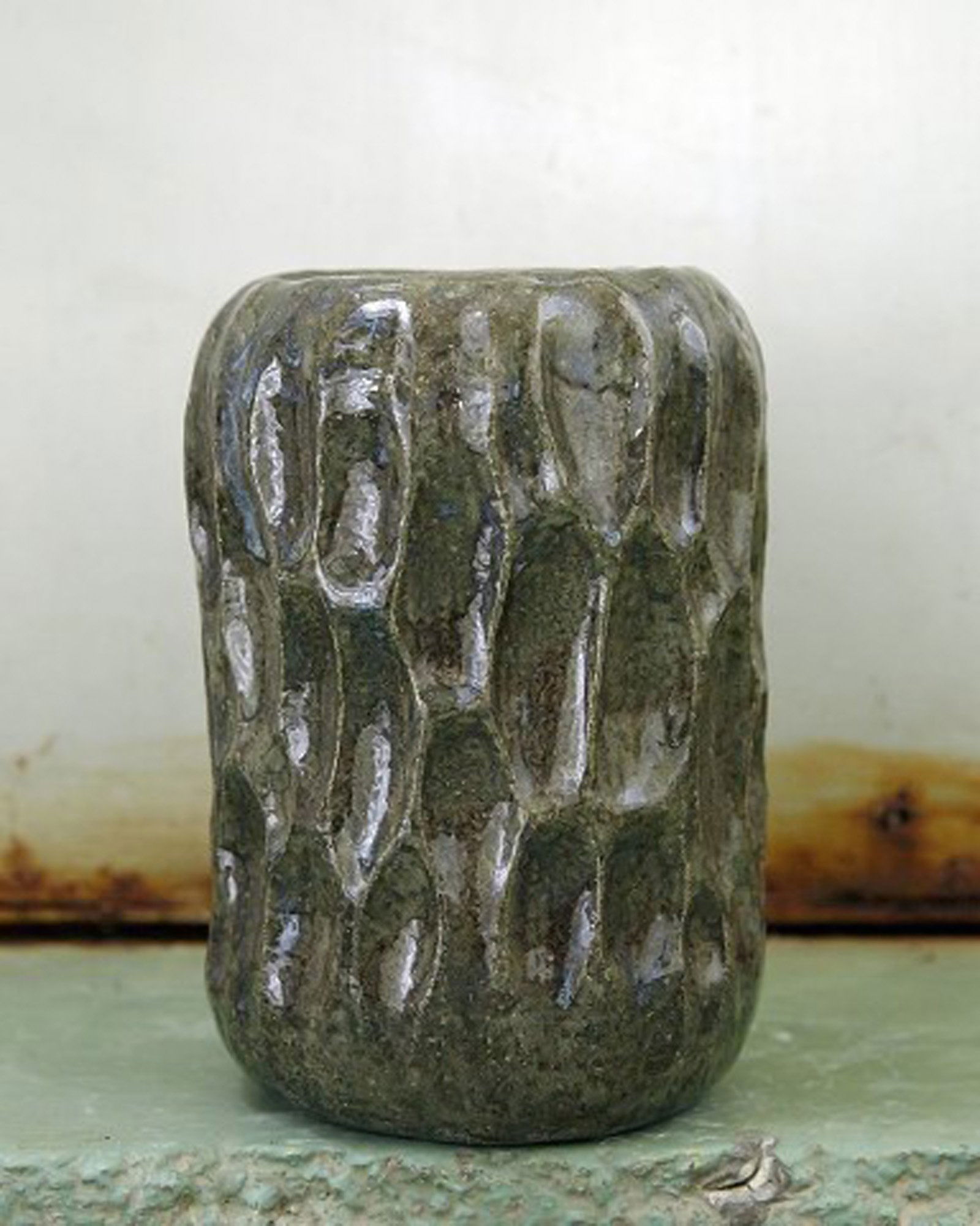 Christina Muff, Danish contemporary ceramicist (b. 1971). Medium sized vase made from dark grey - 3