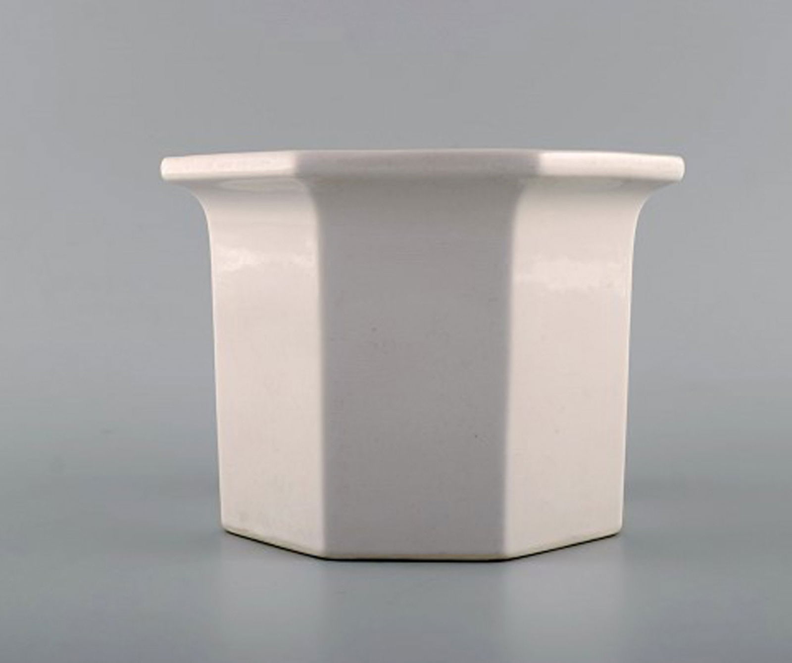 Gustavsberg, Sweden. Three flower pot covers in white glazed stoneware. 1970s. - 3
