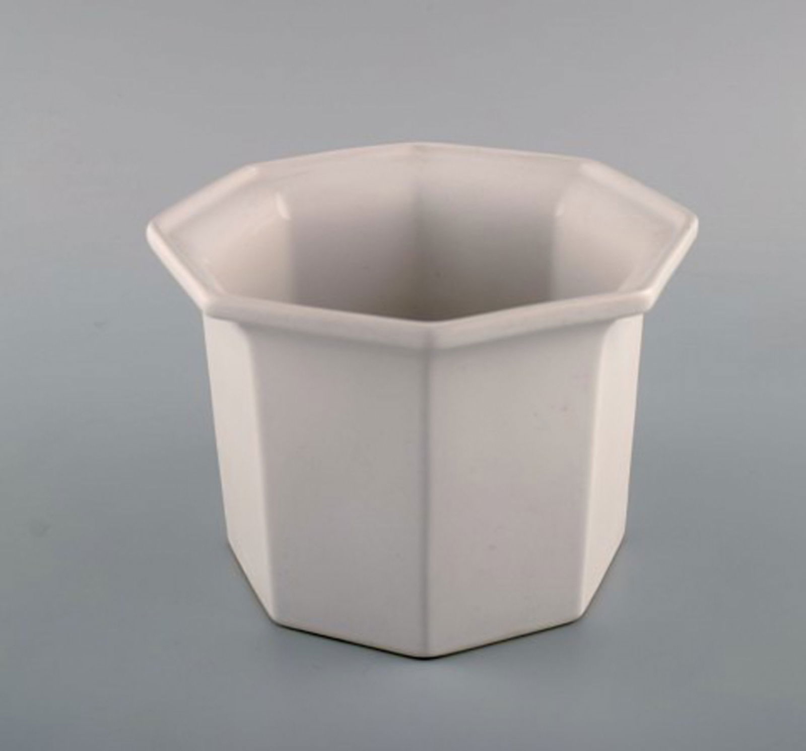 Gustavsberg, Sweden. Three flower pot covers in white glazed stoneware. 1970s. - 4