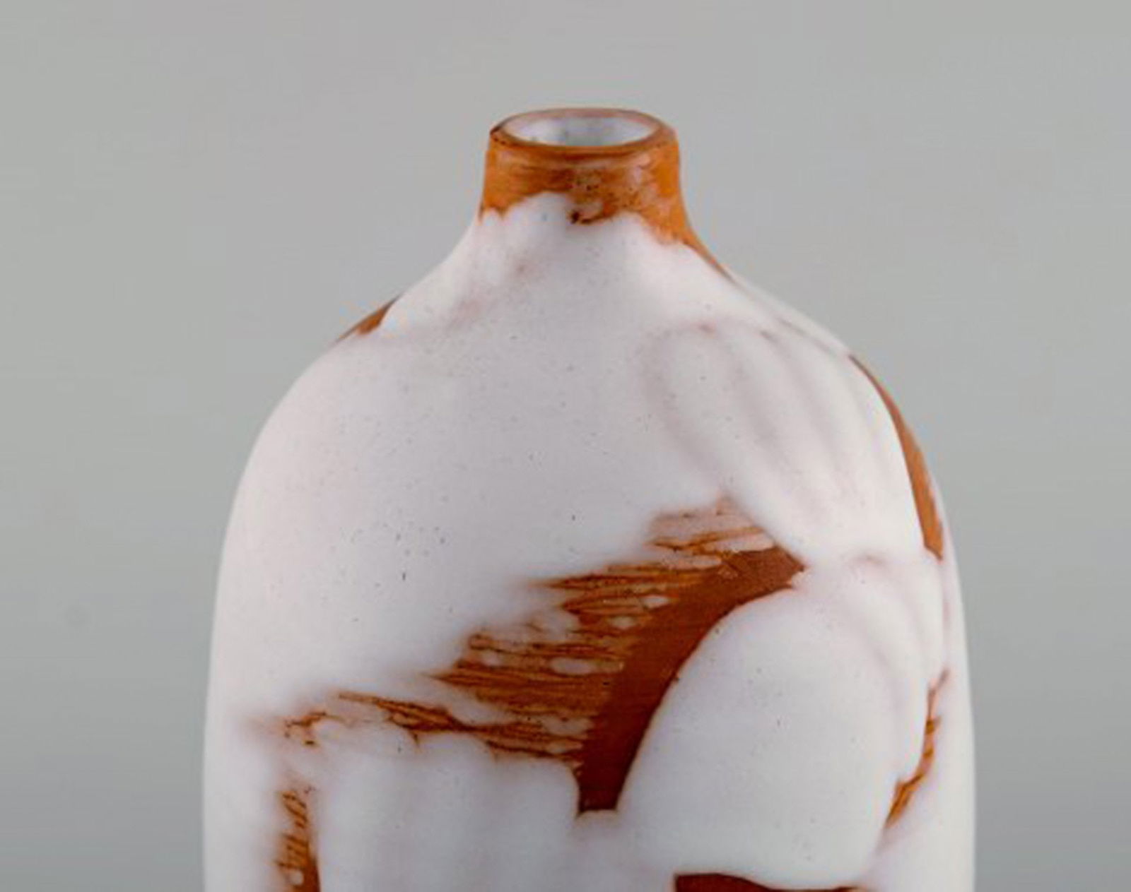 Anna Lisa Thomson (1905-1952), Sweden. Vase in white glazed ceramics with seashells. Approx. 1950. - 2