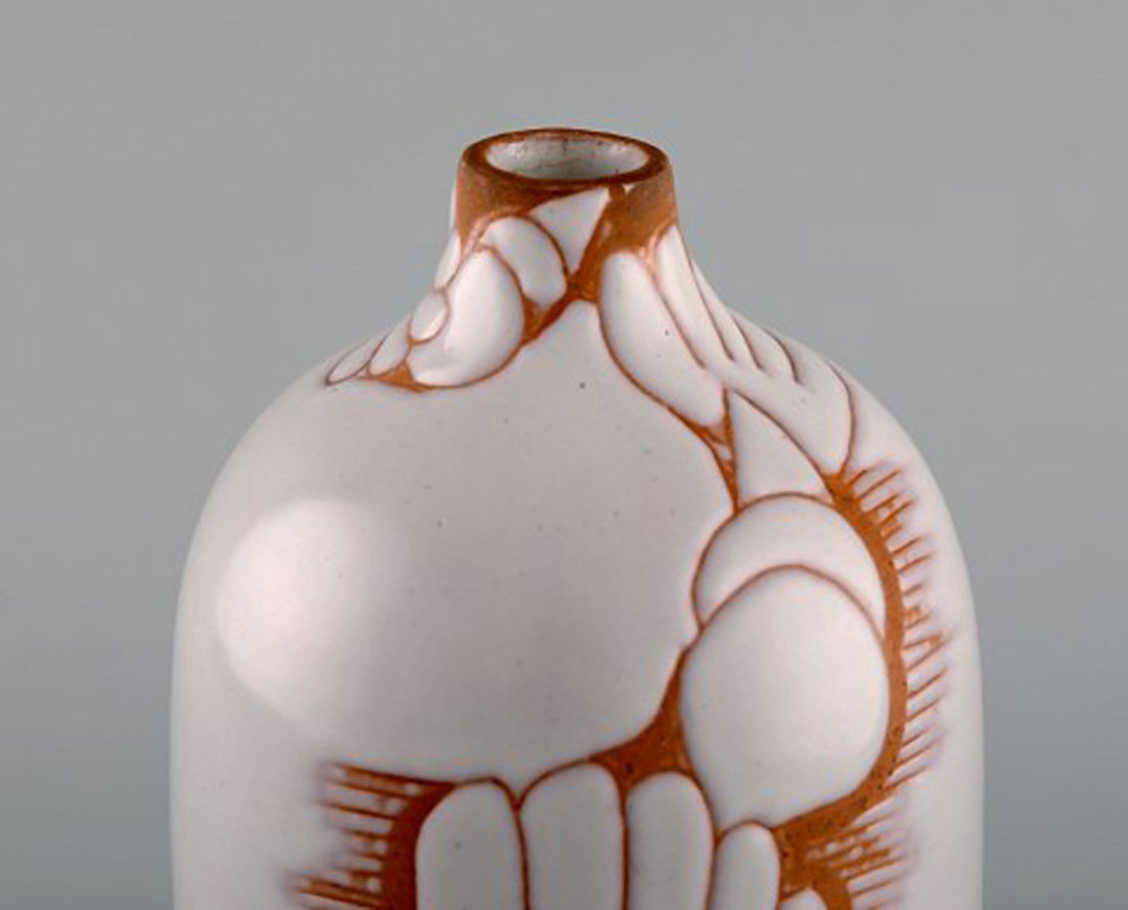 Anna Lisa Thomson (1905-1952), Sweden. Vase in white glazed ceramics with seashells. Approx. 1950. - 2