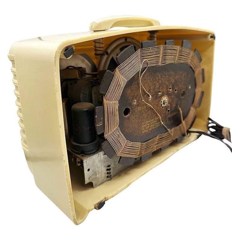 Mid-century 1949 Carrara Ivory Emerson Model 581 Plaskon Vacuum Tube AM Radio - 12