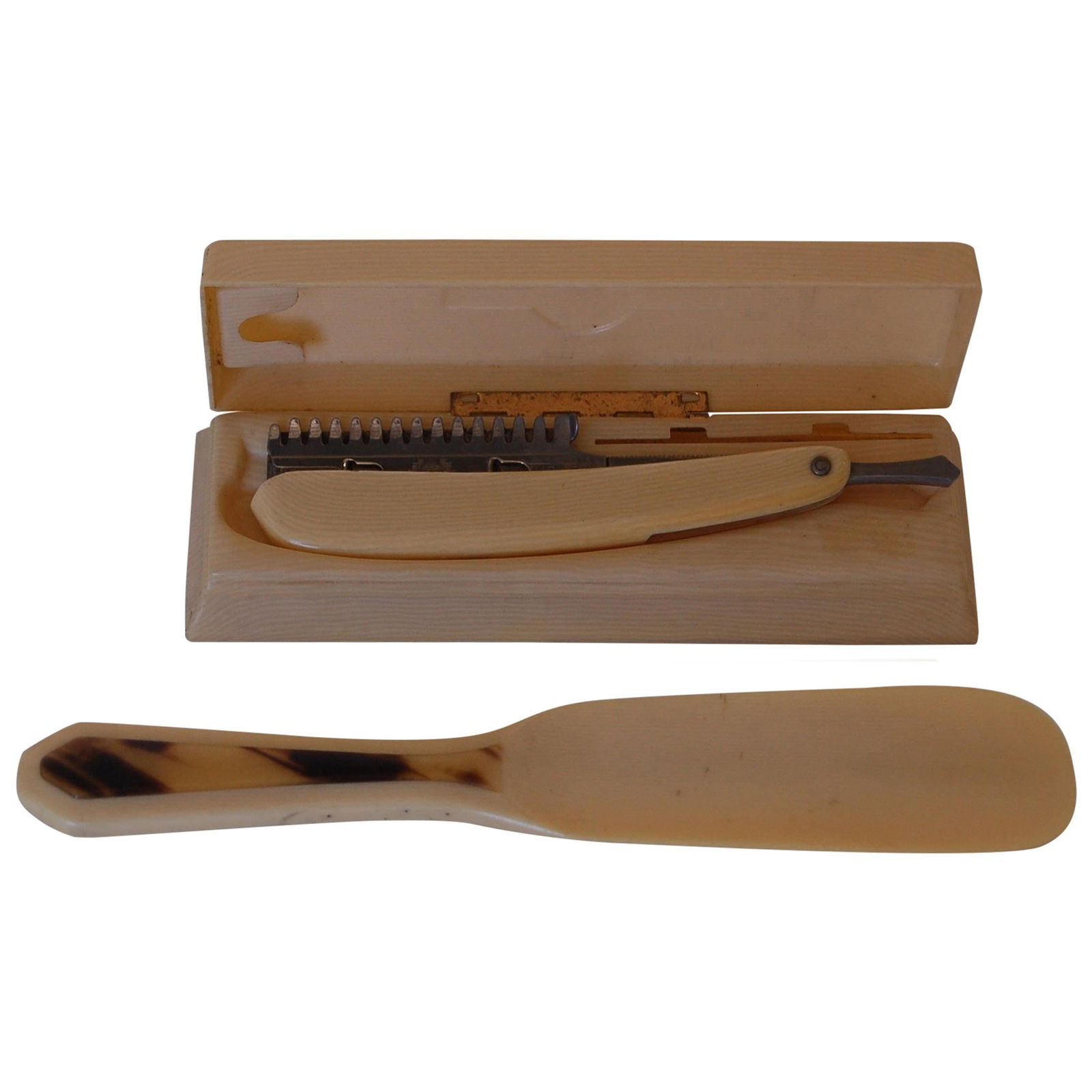 Antique 1920s Durham Duplex Straight Razor French Ivory Celluloid: Title: Antique 1920s Durham Duplex Straight Razor French Ivory Celluloid Description: Antique 1920s Durham Duplex straight razor and shoe horn French ivory celluloid. Shaver measures 1" high x 6" wide
