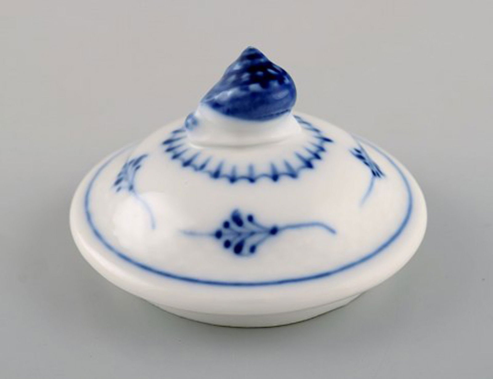 Antique Bing and Grondahl lid in hand-painted porcelain. Lid knob in the form of a snail. Late 19th - 2
