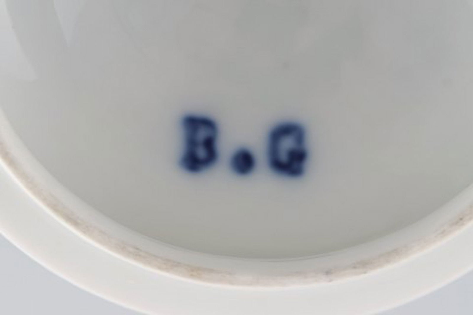 Antique Bing and Grondahl lid in hand-painted porcelain. Lid knob in the form of a snail. Late 19th - 4