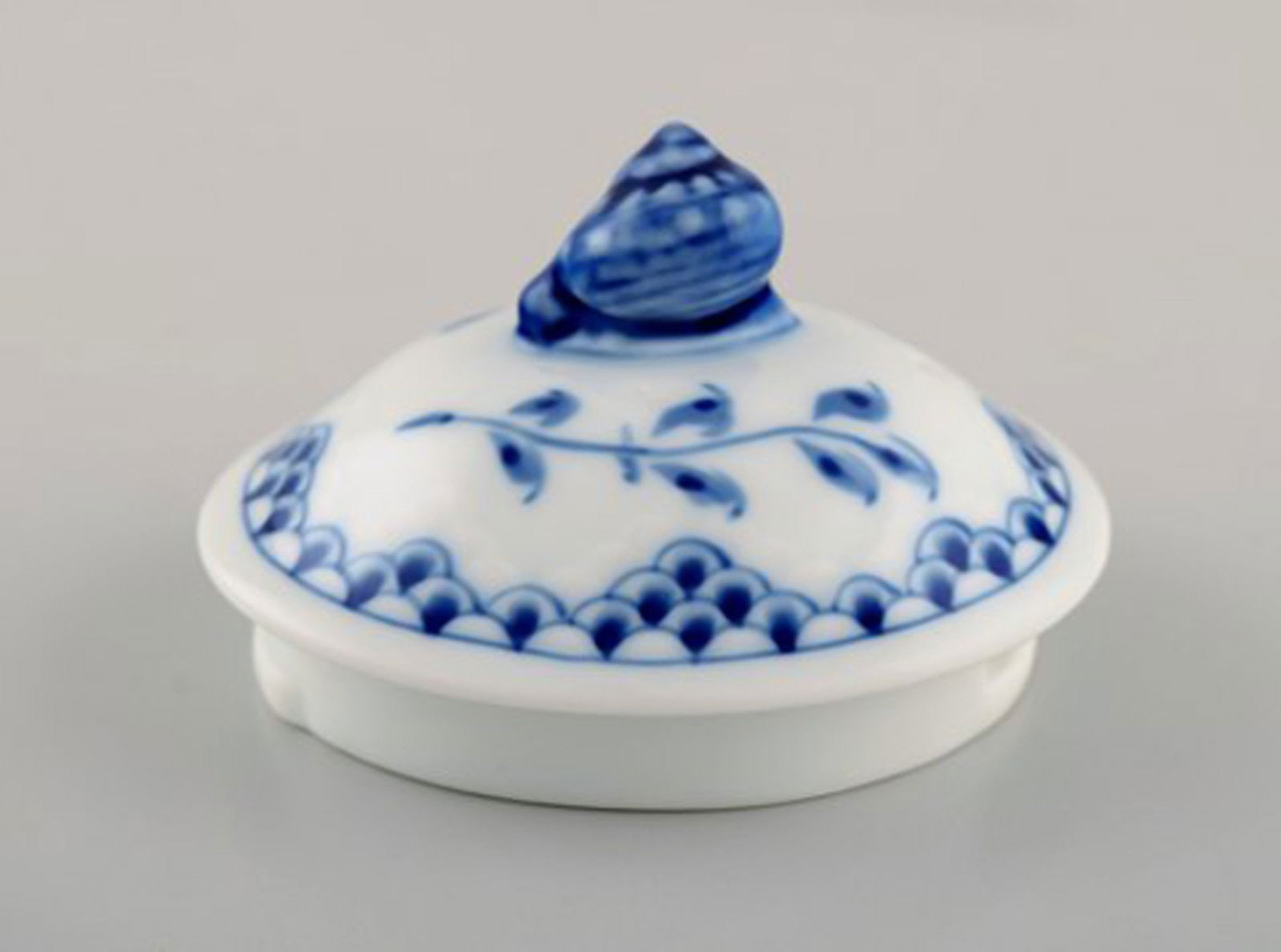 Bing and Grondahl lid for a jug / pot in hand-painted porcelain. Lid knob in the form of a snail. - 2