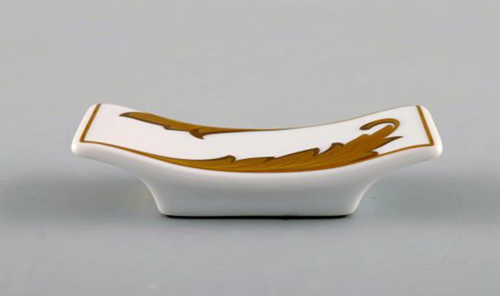 Gianni Versace for Rosenthal. "Arabesque Gold" porcelain knife rest with gold decoration. Late 20th - 2