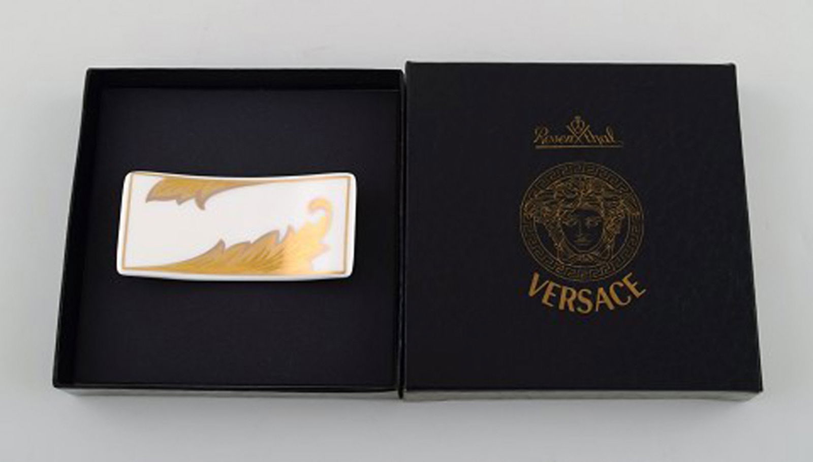 Gianni Versace for Rosenthal. "Arabesque Gold" porcelain knife rest with gold decoration. Late 20th - 5