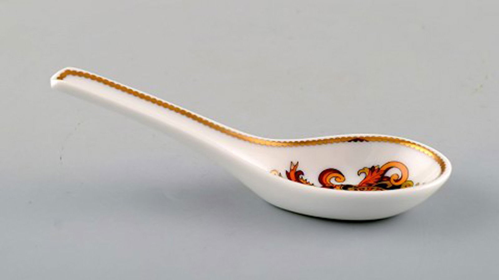 Gianni Versace for Rosenthal. "Barocco" spoon in porcelain with gold decoration. Late 20th century. - 2