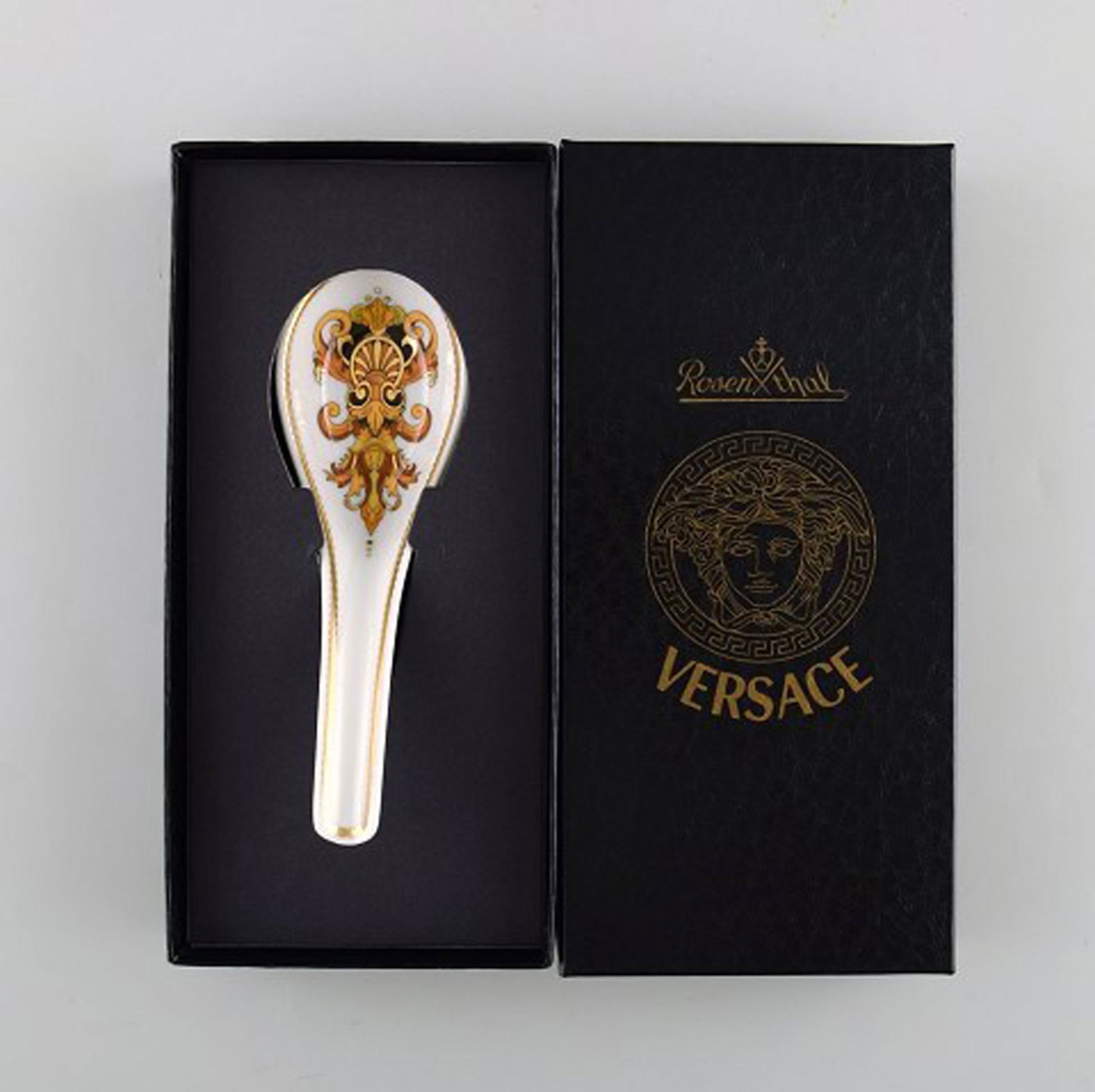 Gianni Versace for Rosenthal. "Barocco" spoon in porcelain with gold decoration. Late 20th century. - 5