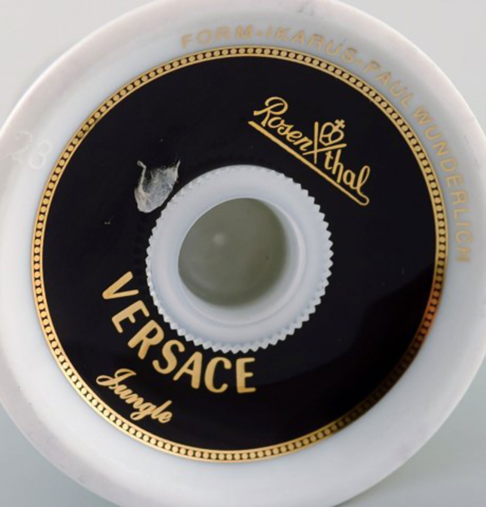 Gianni Versace for Rosenthal. "Jungle" porcelain salt shaker with gold decoration and green leaves. - 4