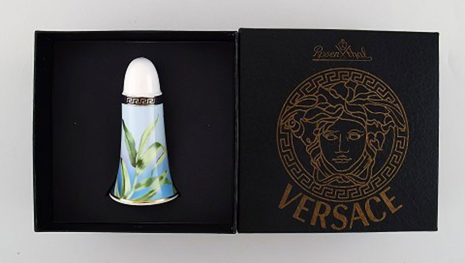 Gianni Versace for Rosenthal. "Jungle" porcelain salt shaker with gold decoration and green leaves. - 5