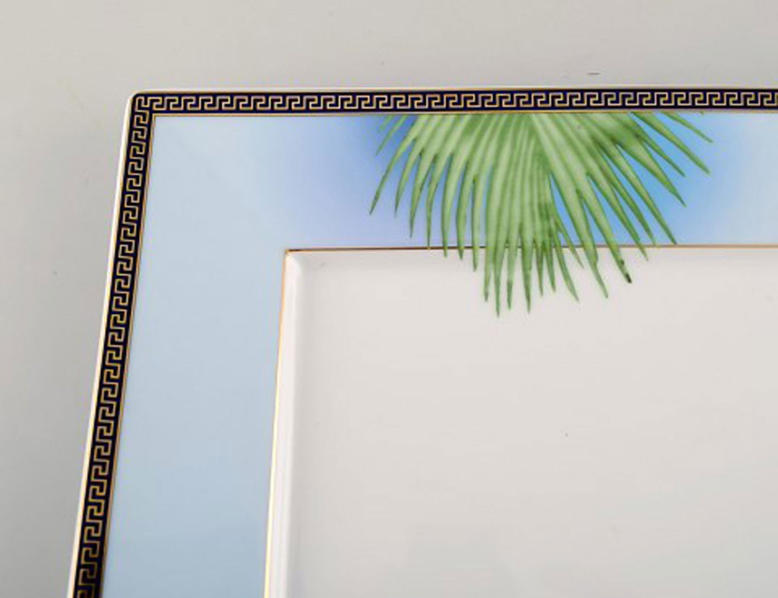 Gianni Versace for Rosenthal. Large "Jungle" porcelain cover plate / dish with gold decoration and - 4