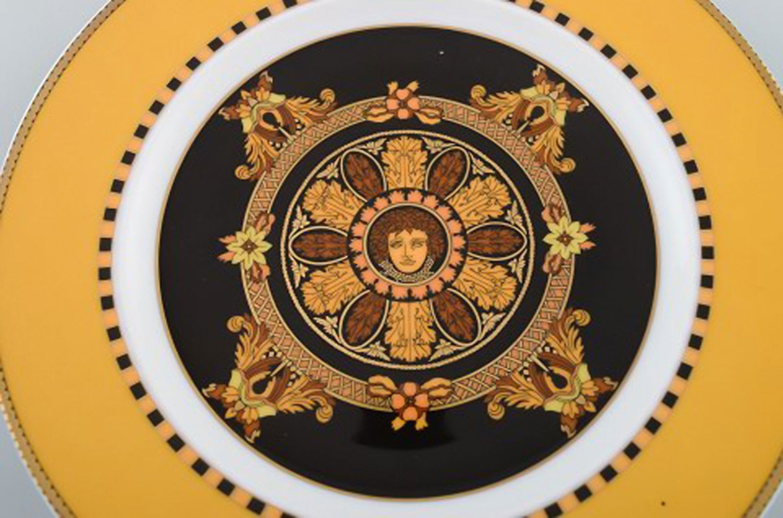Gianni Versace for Rosenthal. Barocco porcelain plate with gold decoration. 20th century. - 2