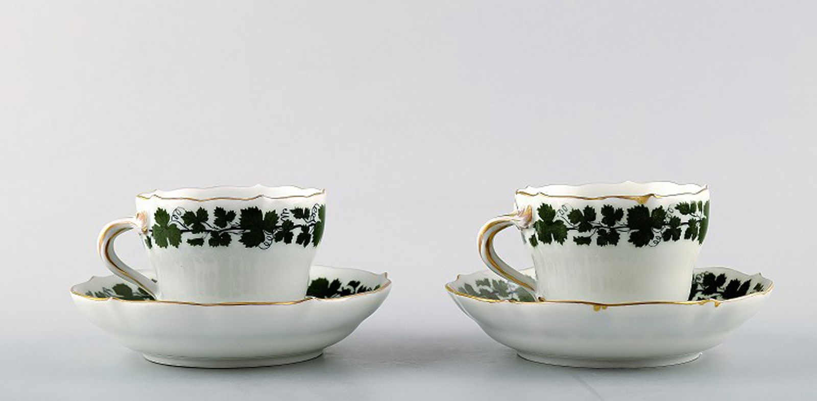 Meissen ivy / vine leaves, 2 sets of coffee cups with saucers.: Title: Meissen ivy / vine leaves, 2 sets of coffee cups with saucers. Description: Meissen ivy / vine leaves, 2 sets of coffee cups with saucers. In perfect condition. Measures: 6.5 x 5 cm. Saucer 10.