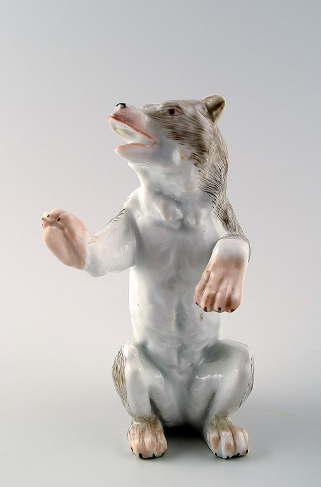 Antique porcelain figurine of standing bear, Meissen style, late 19c.: Title: Antique porcelain figurine of standing bear, Meissen style, late 19c. Description: Antique porcelain figurine of standing bear, Meissen style, late 19c. In very good condition. Measures 13 cm.