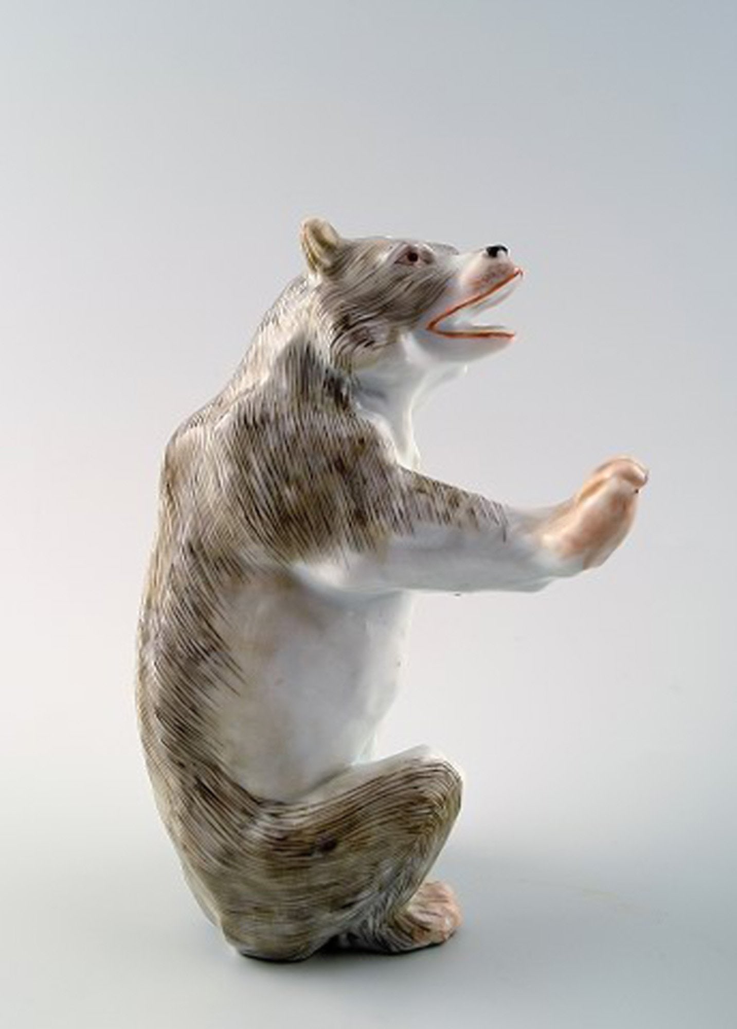 Antique porcelain figurine of standing bear, Meissen style, late 19c. - 2
