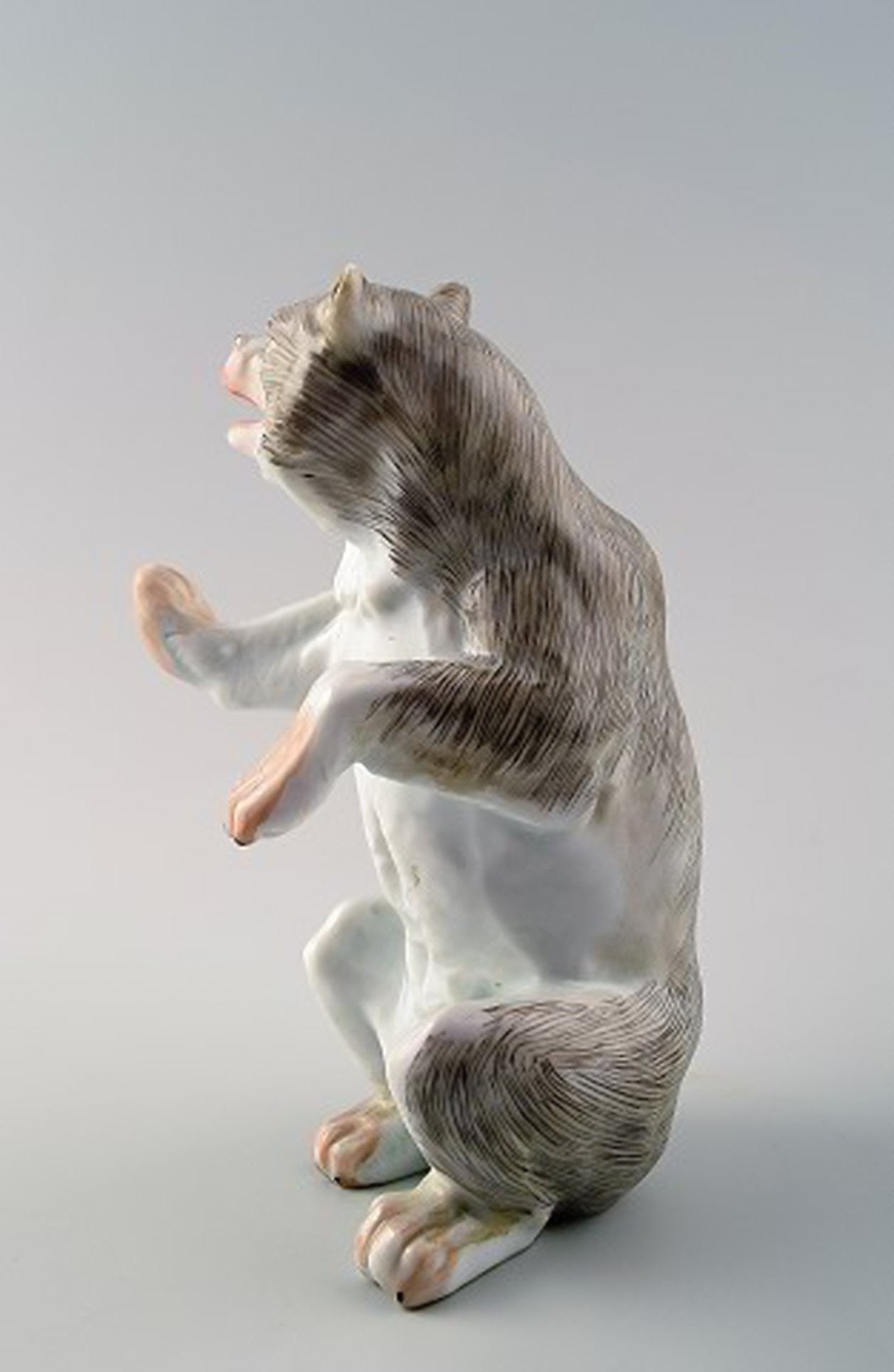 Antique porcelain figurine of standing bear, Meissen style, late 19c. - 4