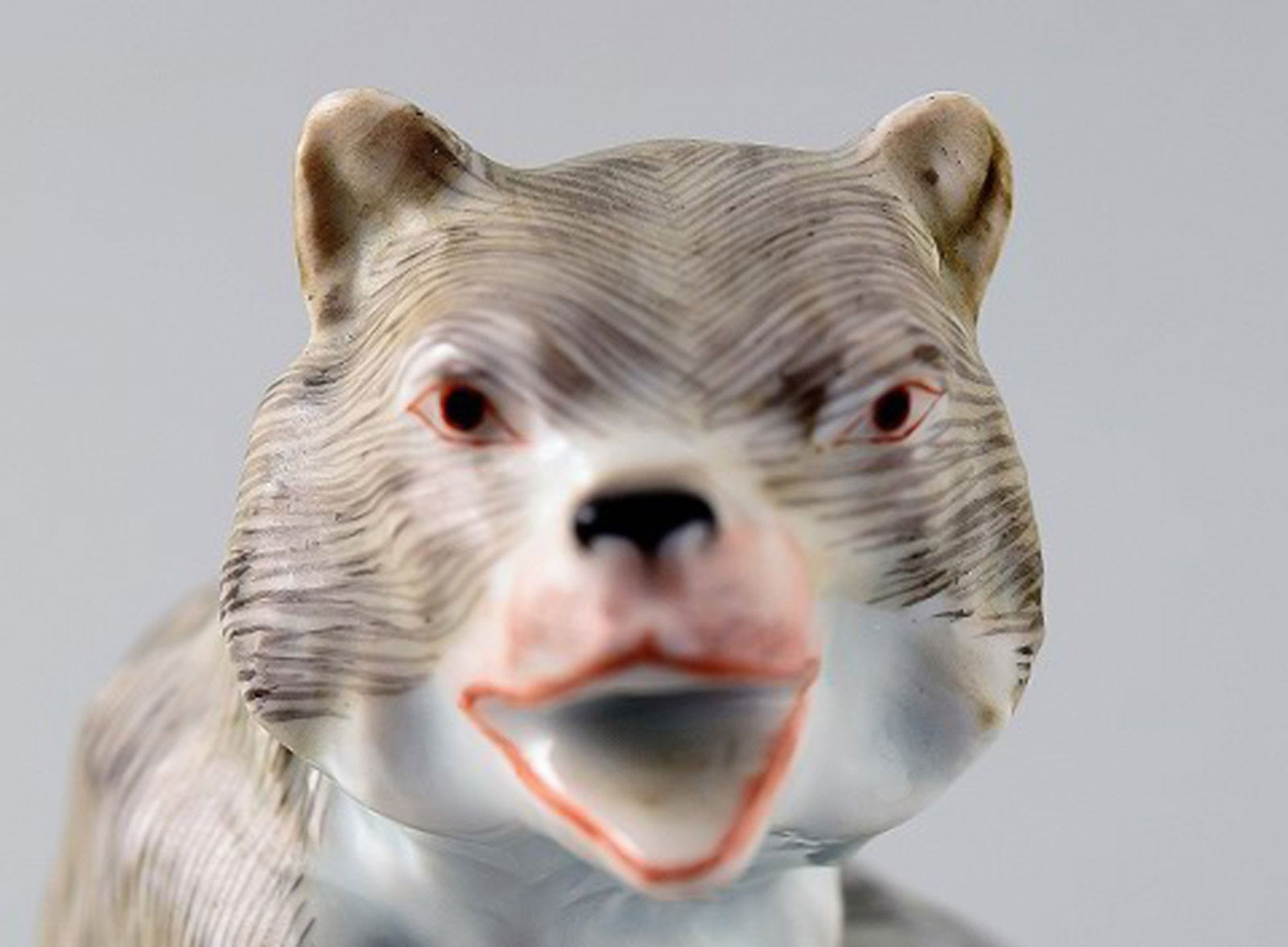 Antique porcelain figurine of standing bear, Meissen style, late 19c. - 5