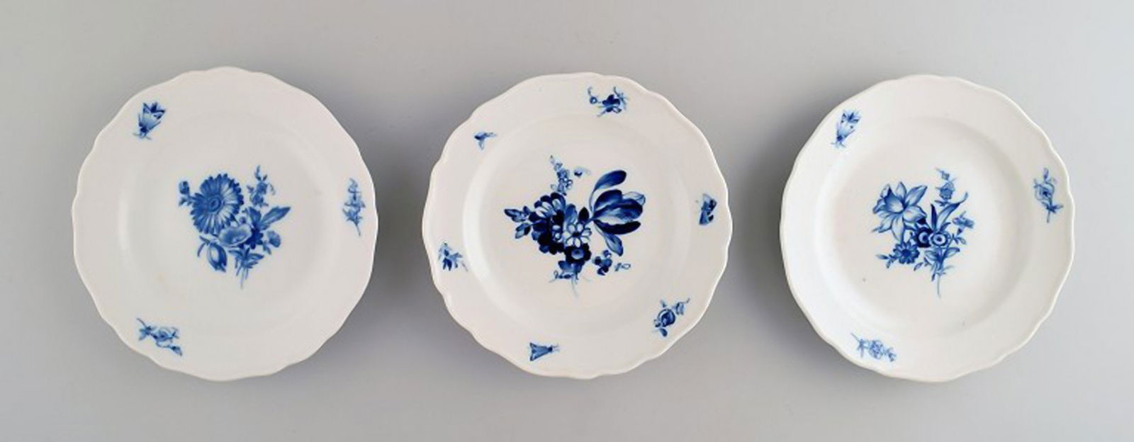 Meissen blue onion. 3 plates. Ca. 1920.: Title: Meissen blue onion. 3 plates. Ca. 1920. Description: Meissen blue onion. 3 plates. Ca. 1920. In perfect condition. 2nd factory quality. Measures: 18.5 x 2.5 cm. Stamped. Reserve: $140.00 