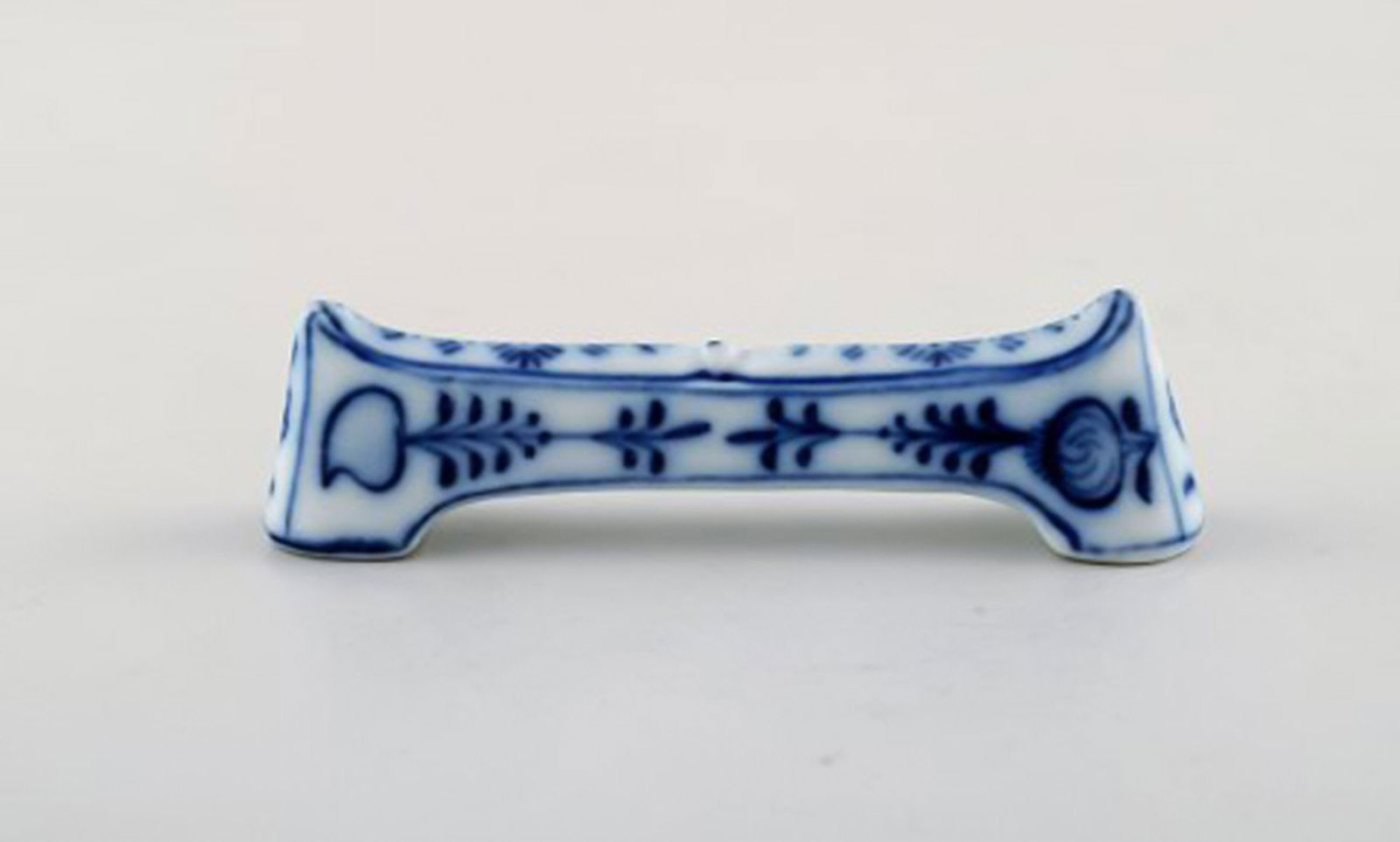 Two Stadt Meissen blue onion patterned knife rests and small spoon. Mid 20th century. - 2