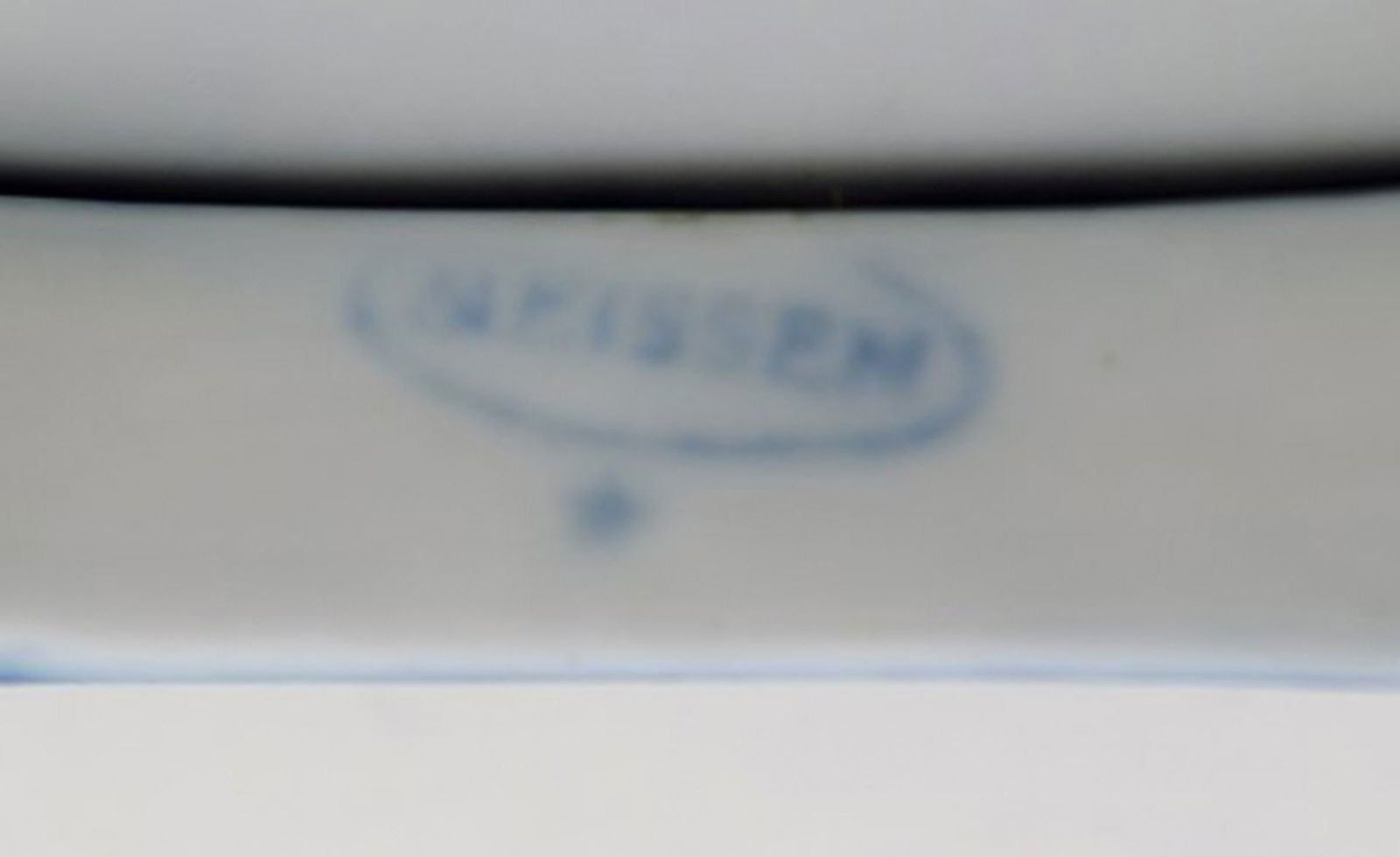 Two Stadt Meissen blue onion patterned knife rests and small spoon. Mid 20th century. - 4