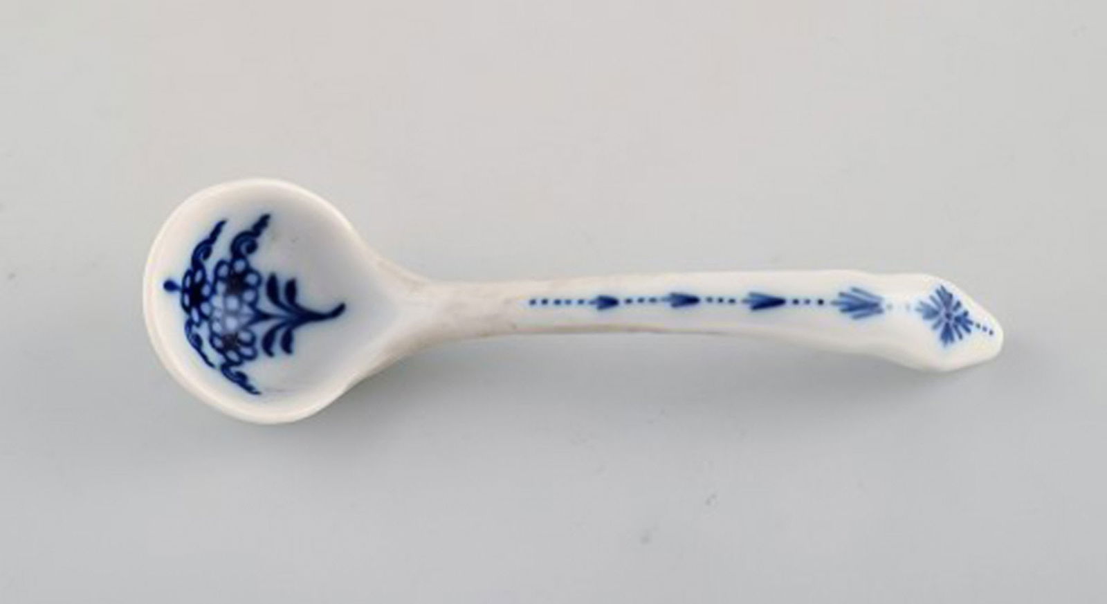 Two Stadt Meissen blue onion patterned knife rests and small spoon. Mid 20th century. - 5