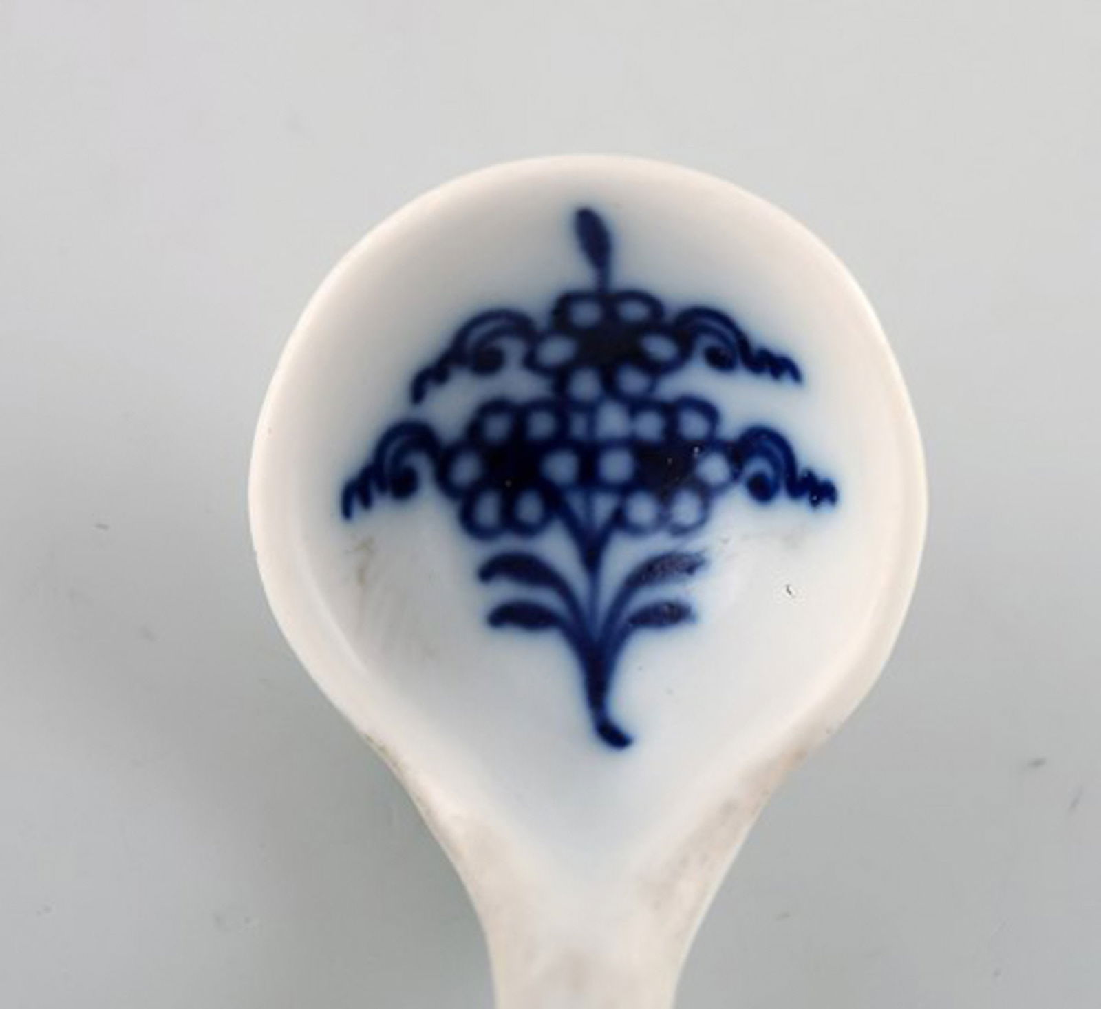 Two Stadt Meissen blue onion patterned knife rests and small spoon. Mid 20th century. - 6