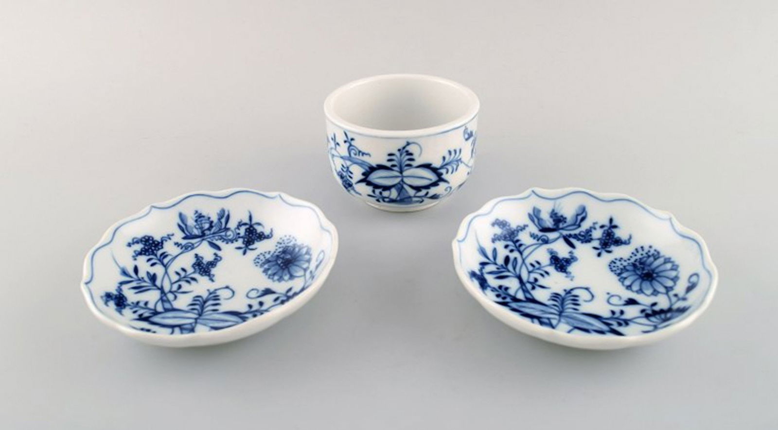 Stadt Meissen blue onion pattern. Small vase and two bowls. Mid 20th century. (1 of 5)