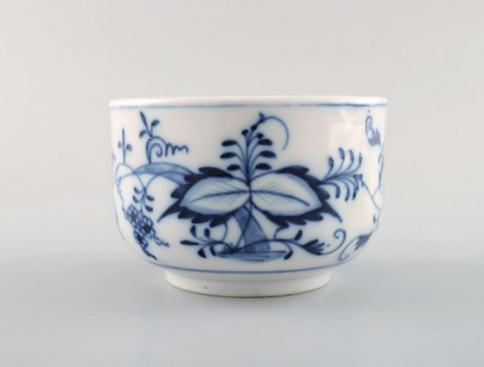 Stadt Meissen blue onion pattern. Small vase and two bowls. Mid 20th century. - 2