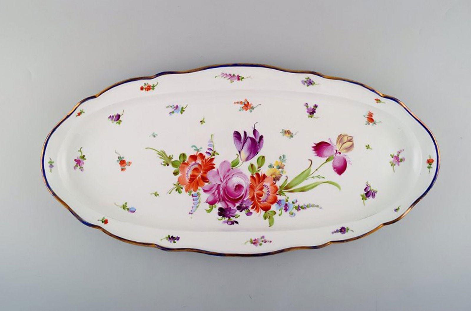 Large antique Meissen serving dish in hand-painted porcelain, with floral motifs. Late 19th century. (1 of 5)