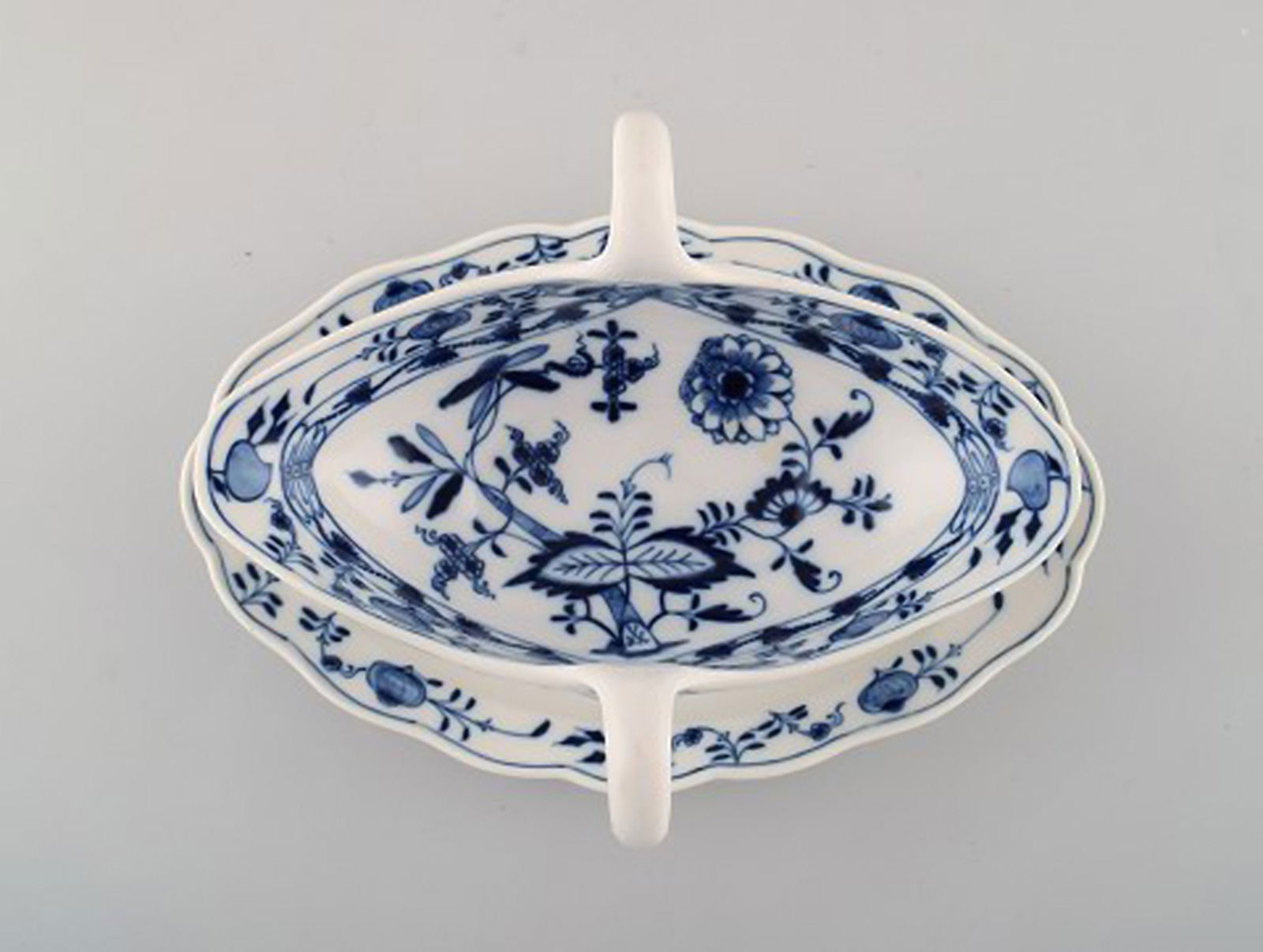 Antique Meissen "Blue Onion" sauce boat in hand-painted porcelain. Early 20th century. 2 pcs. in - 2