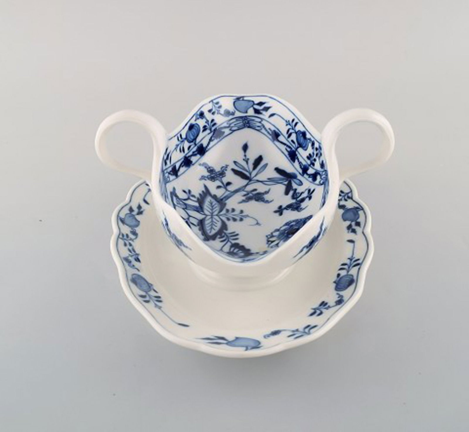 Antique Meissen "Blue Onion" sauce boat in hand-painted porcelain. Early 20th century. 2 pcs. in - 3