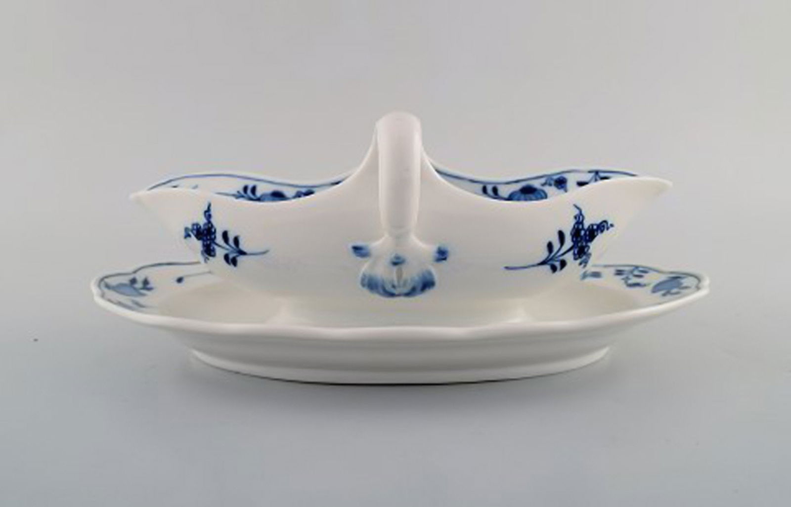 Antique Meissen "Blue Onion" sauce boat in hand-painted porcelain. Early 20th century. 2 pcs. in - 4