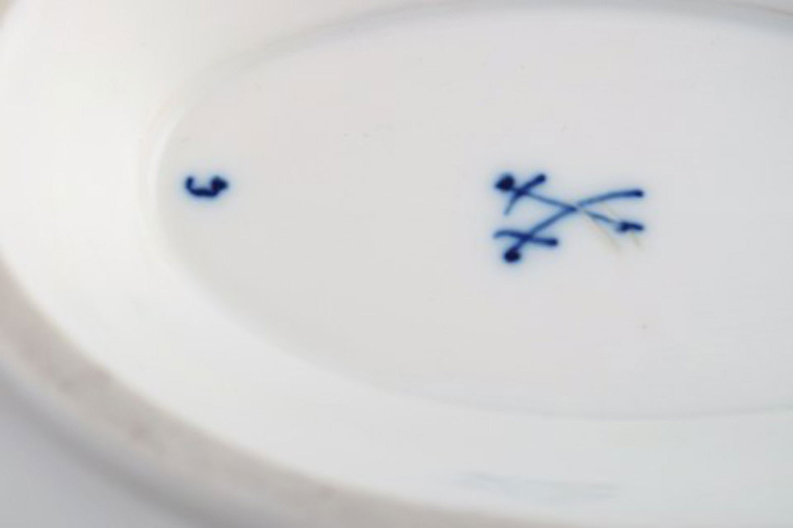 Antique Meissen "Blue Onion" sauce boat in hand-painted porcelain. Early 20th century. 2 pcs. in - 5