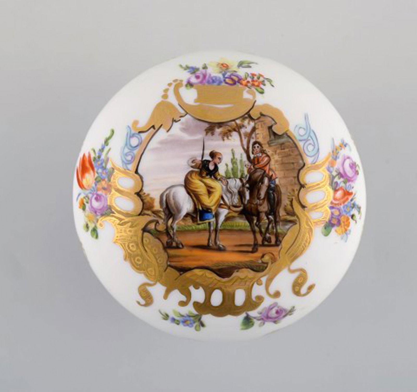 Antique Meissen lidded jar in hand-painted porcelain with romantic scene and gold decoration. 19th - 2
